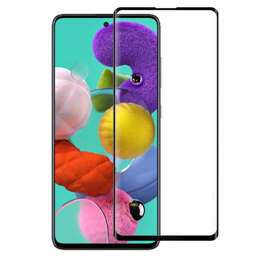 Schwarzes Samsung Galaxy A51 mit bunten Hintergrundbild und daneben liegendem, transparentem Panzerglas mit schwarzem Rand.