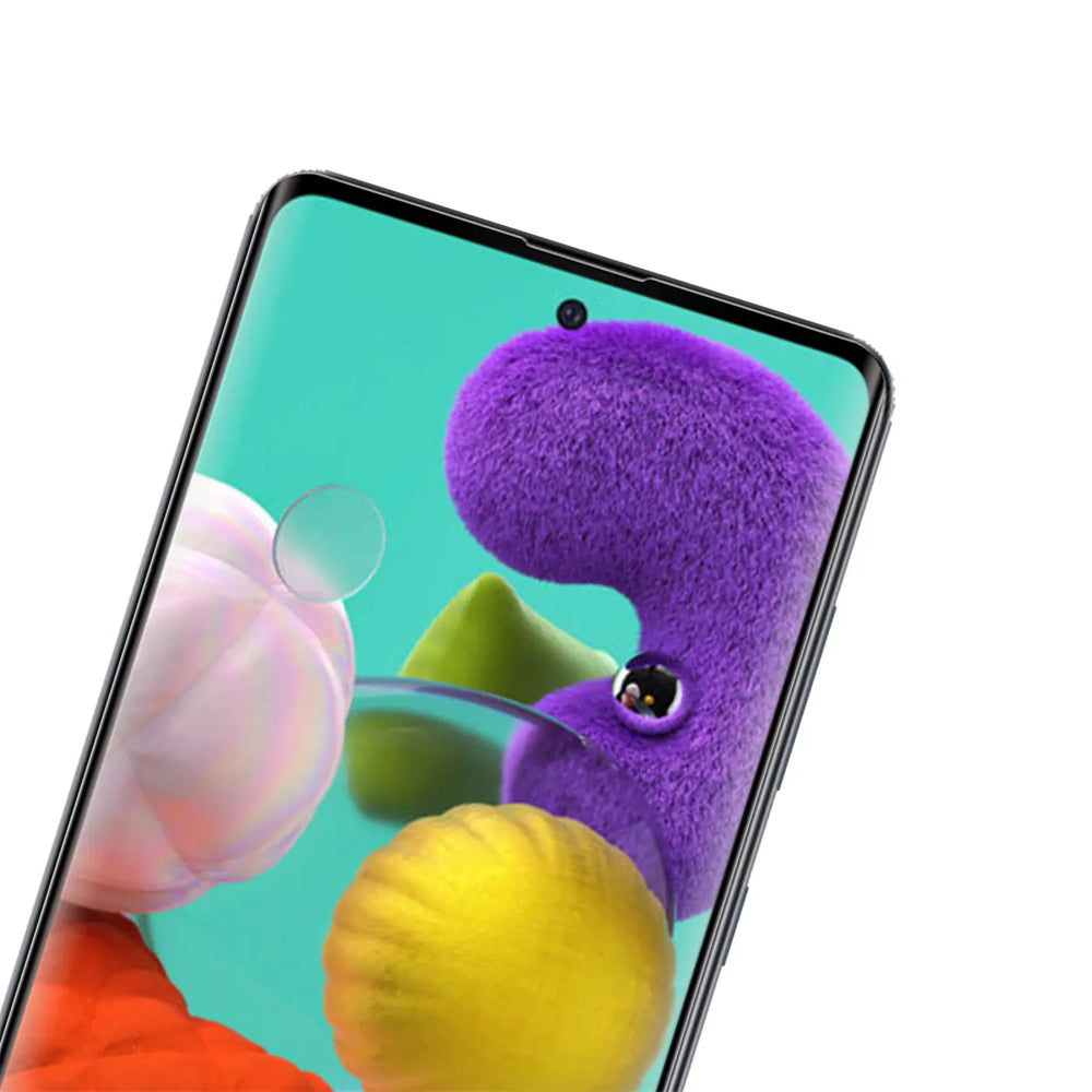 Nahaufnahme eines Samsung Galaxy A51 mit schwarzem Rahmen, schräg von oben. Ein Panzerglas ist auf dem Display.