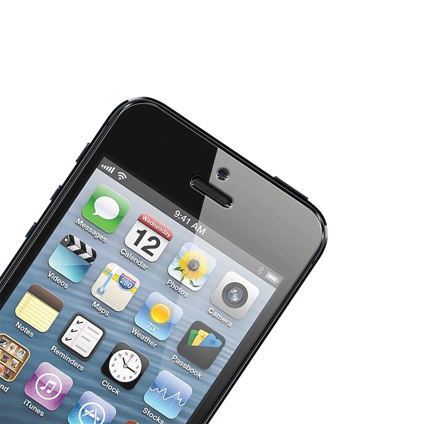 Schwarzes iPhone 5/5S/SE, Display mit App-Icons, schräg von oben rechts fotografiert, weißer Hintergrund.