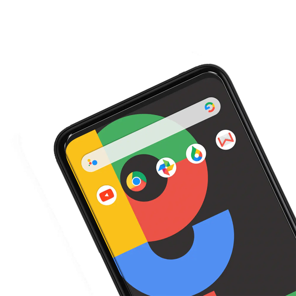 Nahaufnahme eines schwarzen Google Pixel 4A Smartphones mit glänzendem Displayschutz aus Glas, schräg von oben.