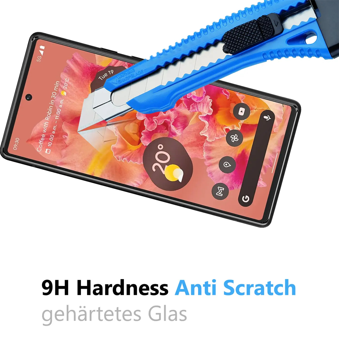 Schwarzes Google Pixel 6 Smartphone, von oben links nach unten rechts geneigt, mit blauem Cuttermesser auf Display.