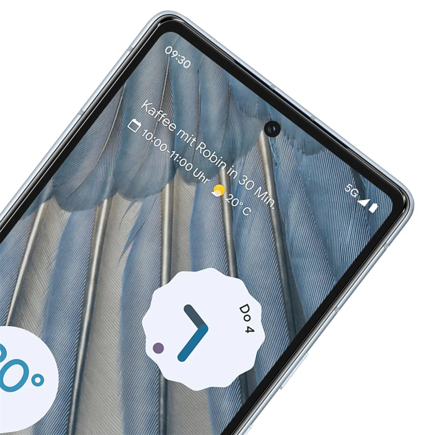 Nahaufnahme eines Google Pixel 7a mit Panzerglas-Displayschutz, schräg von oben. Das Display zeigt blaue Federn.