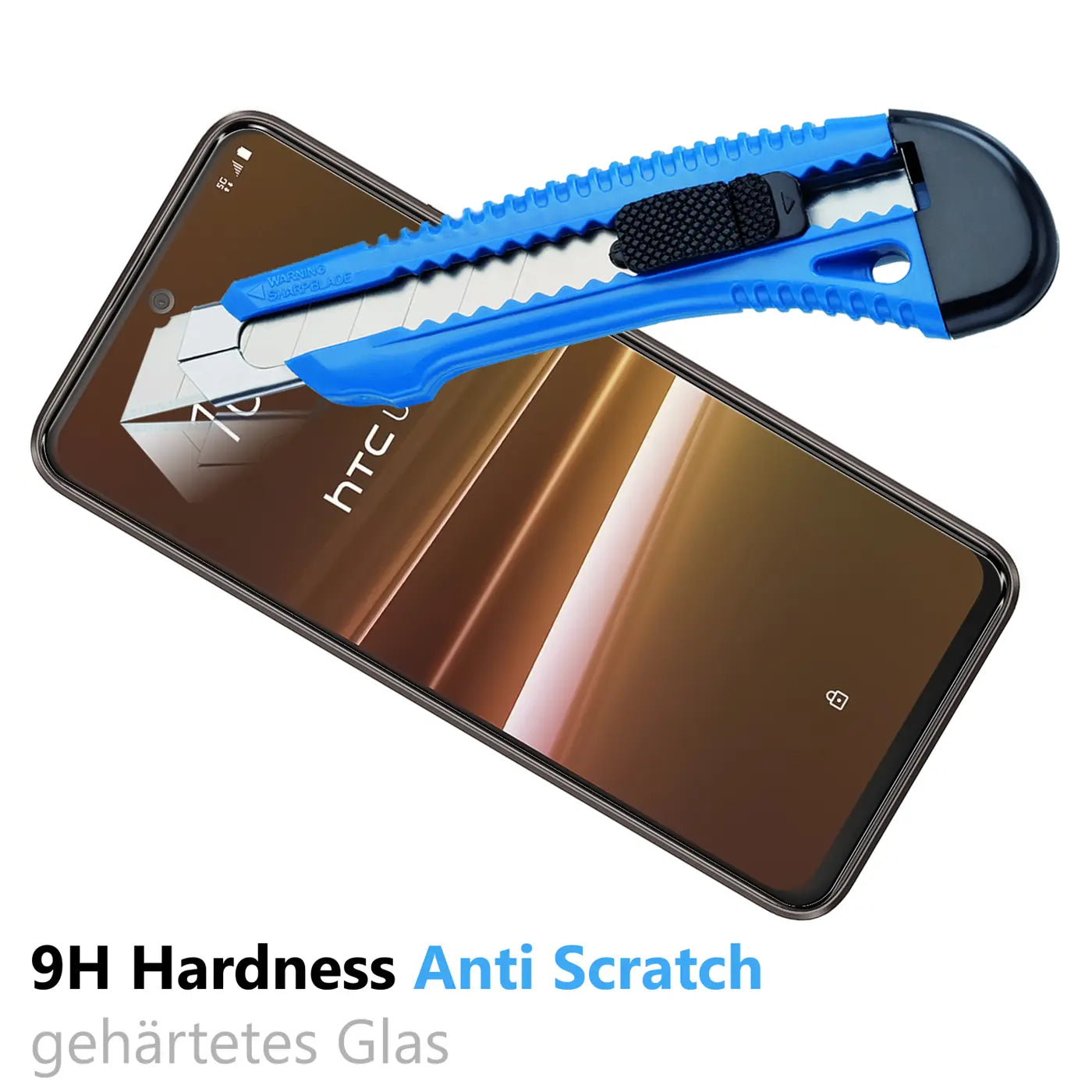 HTC U23 Pro Smartphone mit Panzerglas-Displayschutz, von oben rechts nach unten links. Ein blauer Cuttermesser liegt auf dem.