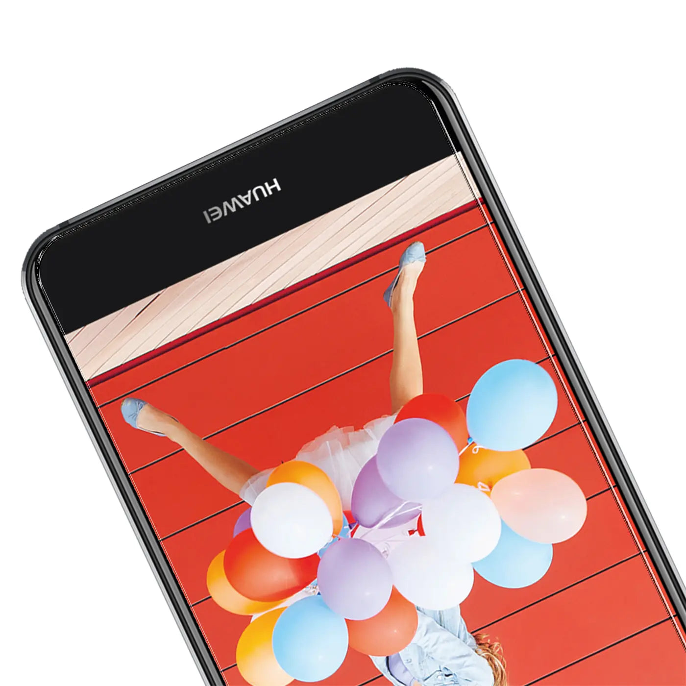 Huawei P10 Lite mit schwarzem Rahmen, schräg von oben. Display zeigt Frau mit bunten Ballons vor rotem Hintergrund.