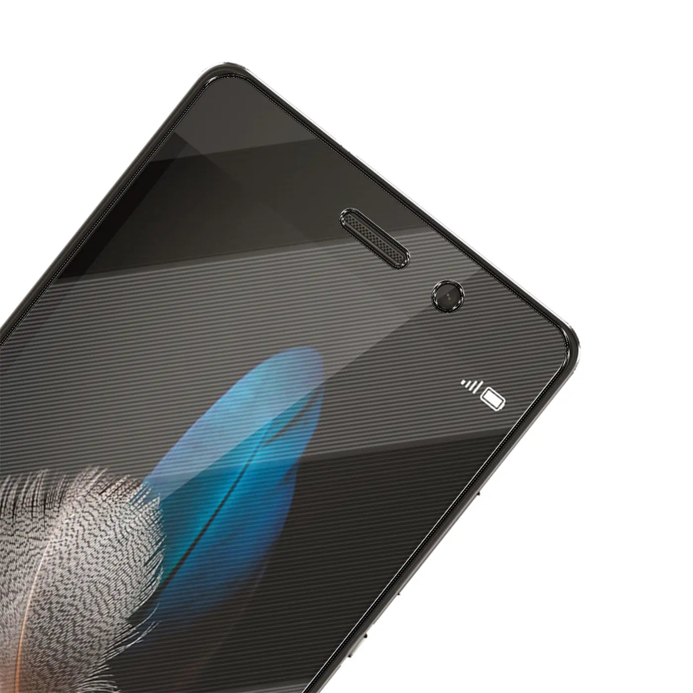 Huawei P8 Lite mit Panzerglas Displayschutz, schräg von oben, schwarzes Display mit Feder-Wallpaper.