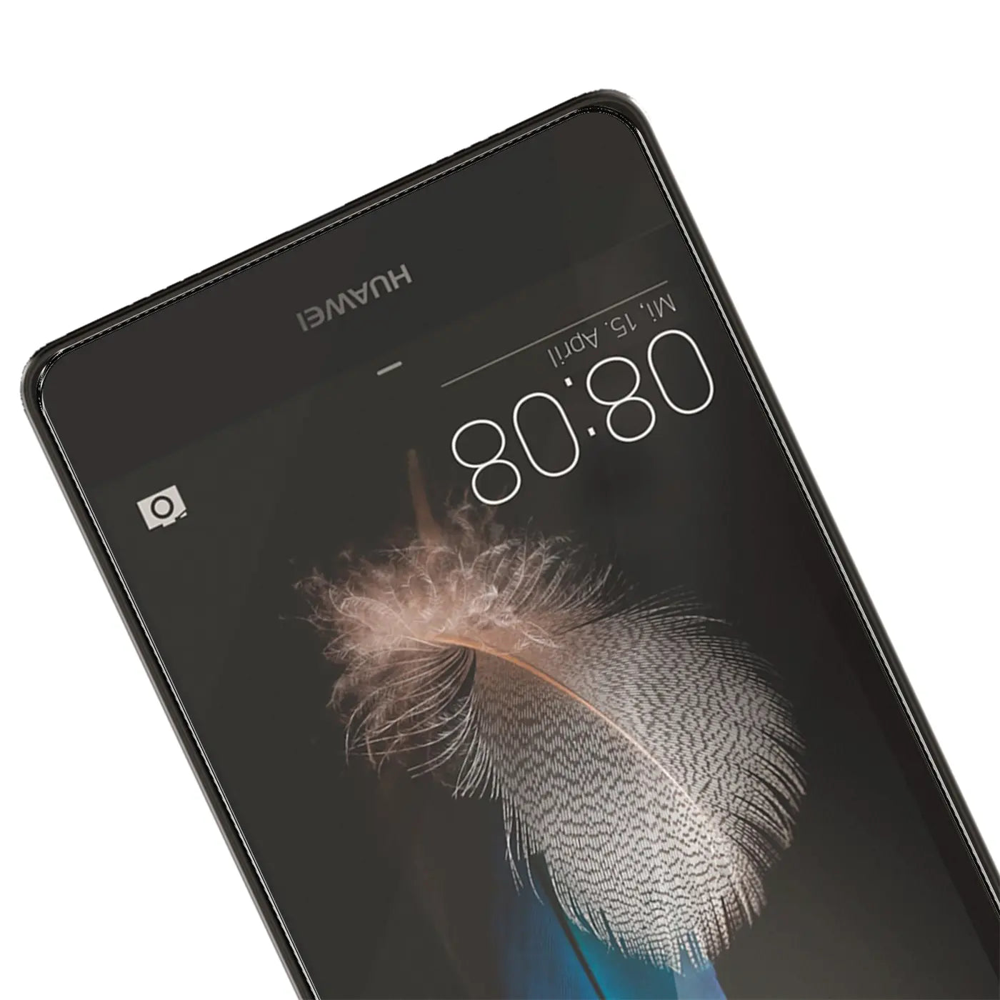 Schwarzes Huawei P8 Lite Smartphone, schräg von oben, mit Display-Schutzfolie und Feder-Hintergrundbild.