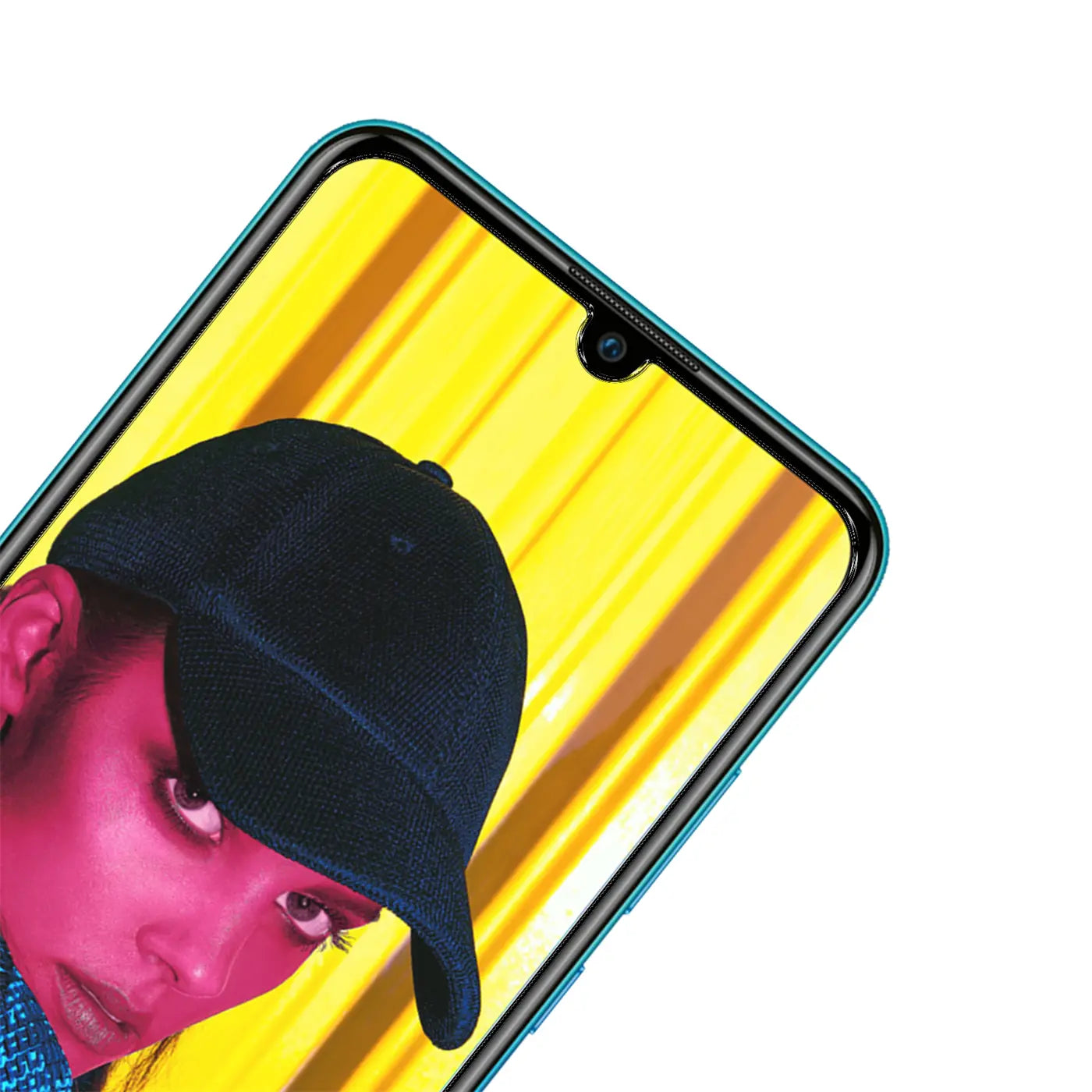 Nahaufnahme eines Huawei P Smart 2019 Handys mit Wassertropfen-Notch, schräg von oben, Display zeigt Frau mit Kappe.