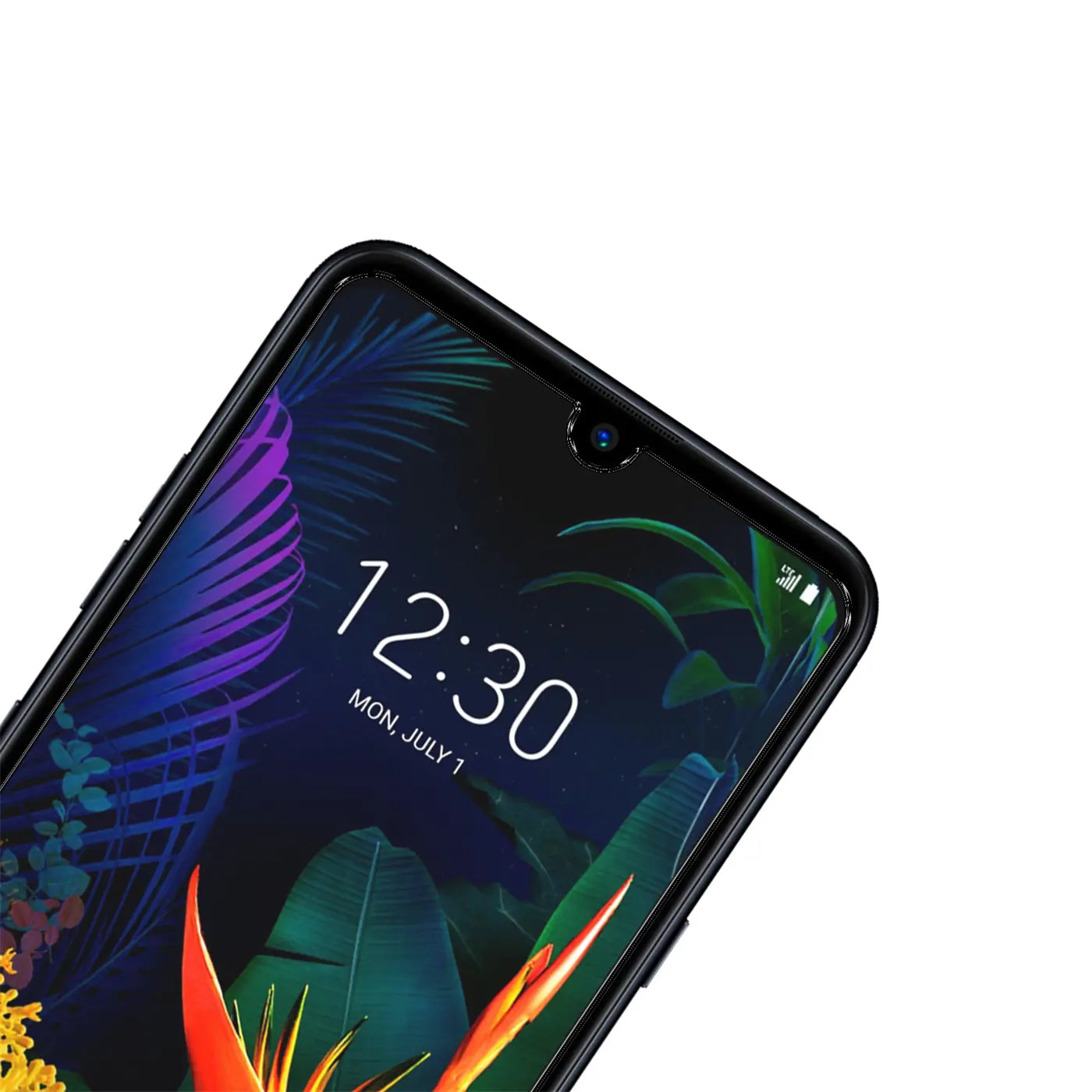 Nahaufnahme des oberen Bereichs eines schwarzen LG K50S Smartphones mit Displayschutzfolie, schräg von oben.