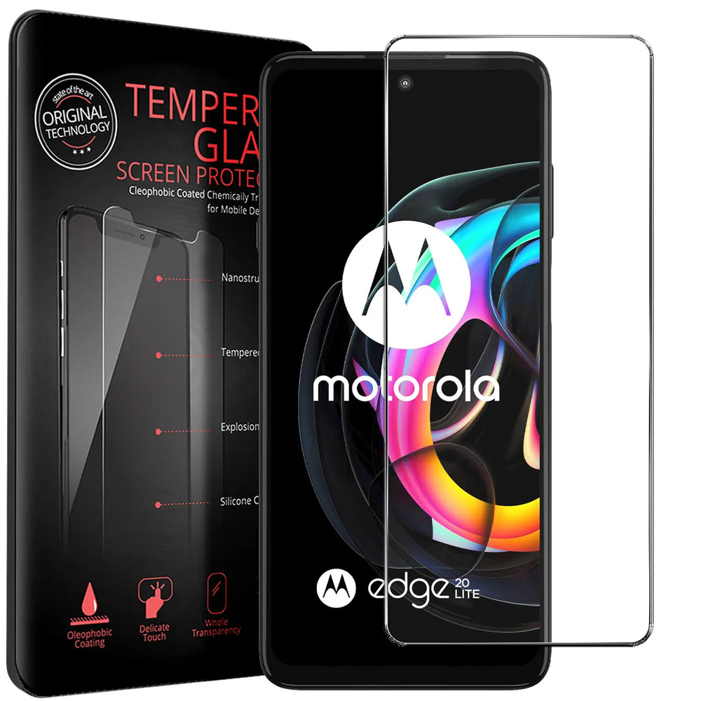 Schwarze Verpackung, Motorola Edge 20 Lite Smartphone und ein transparentes Panzerglas von vorne rechts auf weißem.