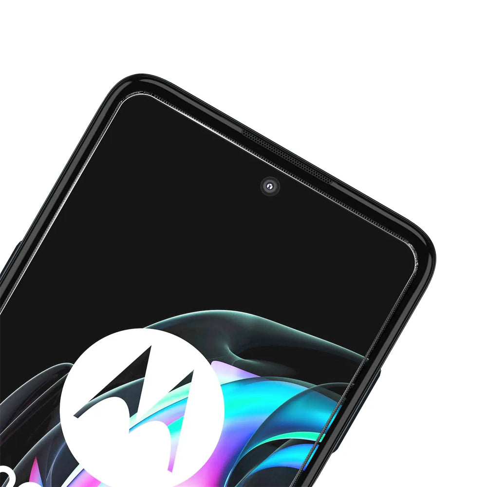 Nahaufnahme eines schwarzen Motorola Edge 20 Lite mit Panzerglas Displayschutz, schräg von oben.