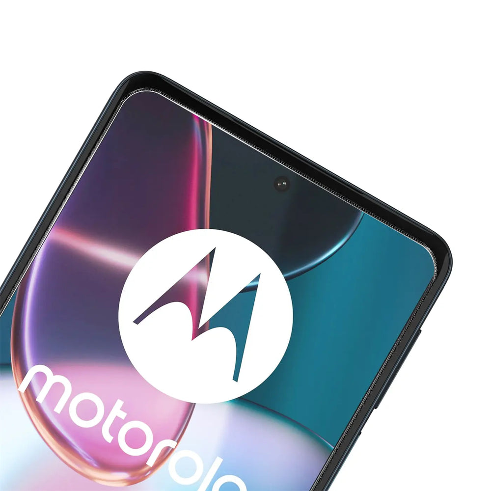 Nahaufnahme eines Motorola Edge 30 Smartphones mit schwarzem Rahmen und Panzerglas-Displayschutz, schräg von oben.