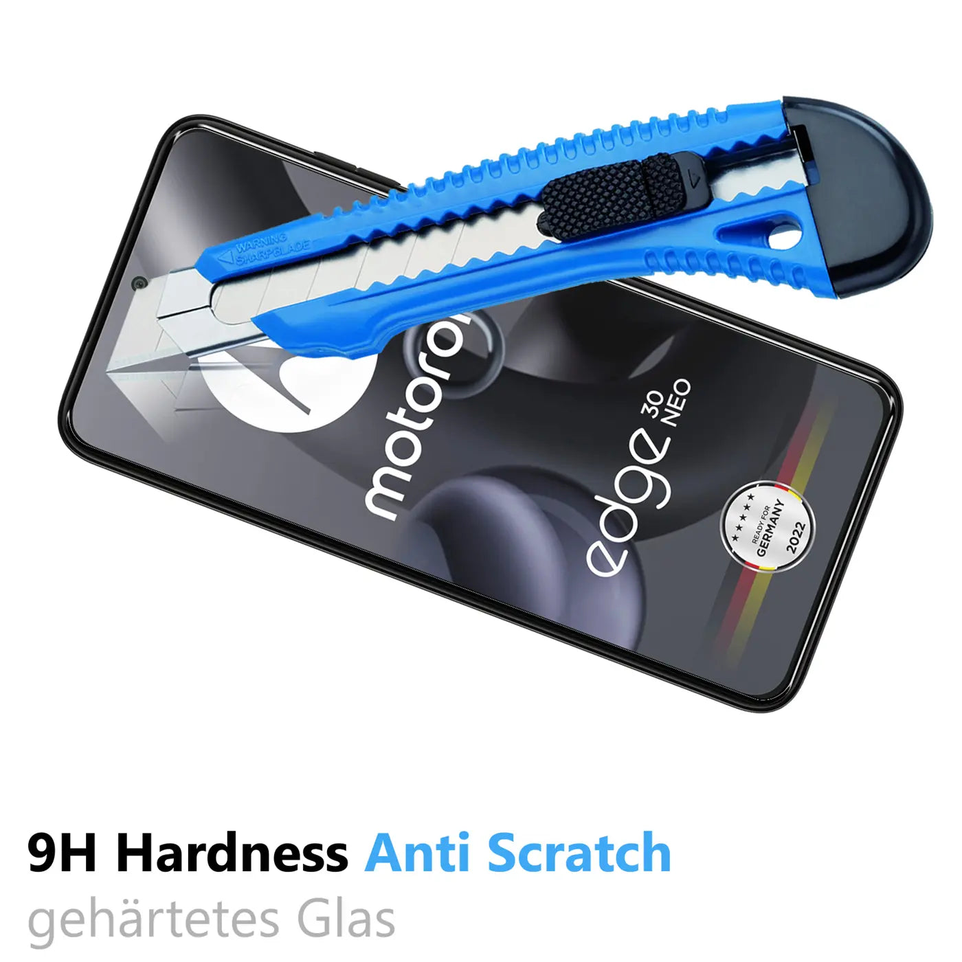 Blaues Cuttermesser auf transparentem Panzerglas-Displayschutz für Motorola Edge 30 Neo. Draufsicht, schräg.