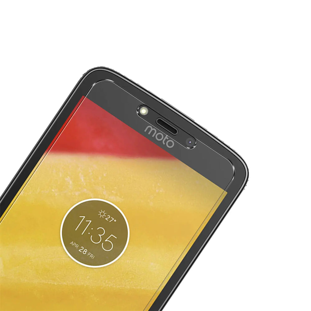 Nahaufnahme eines Motorola Moto C Smartphones mit schwarzem Rahmen, schräg von oben, mit Panzerglas Displayschutz.