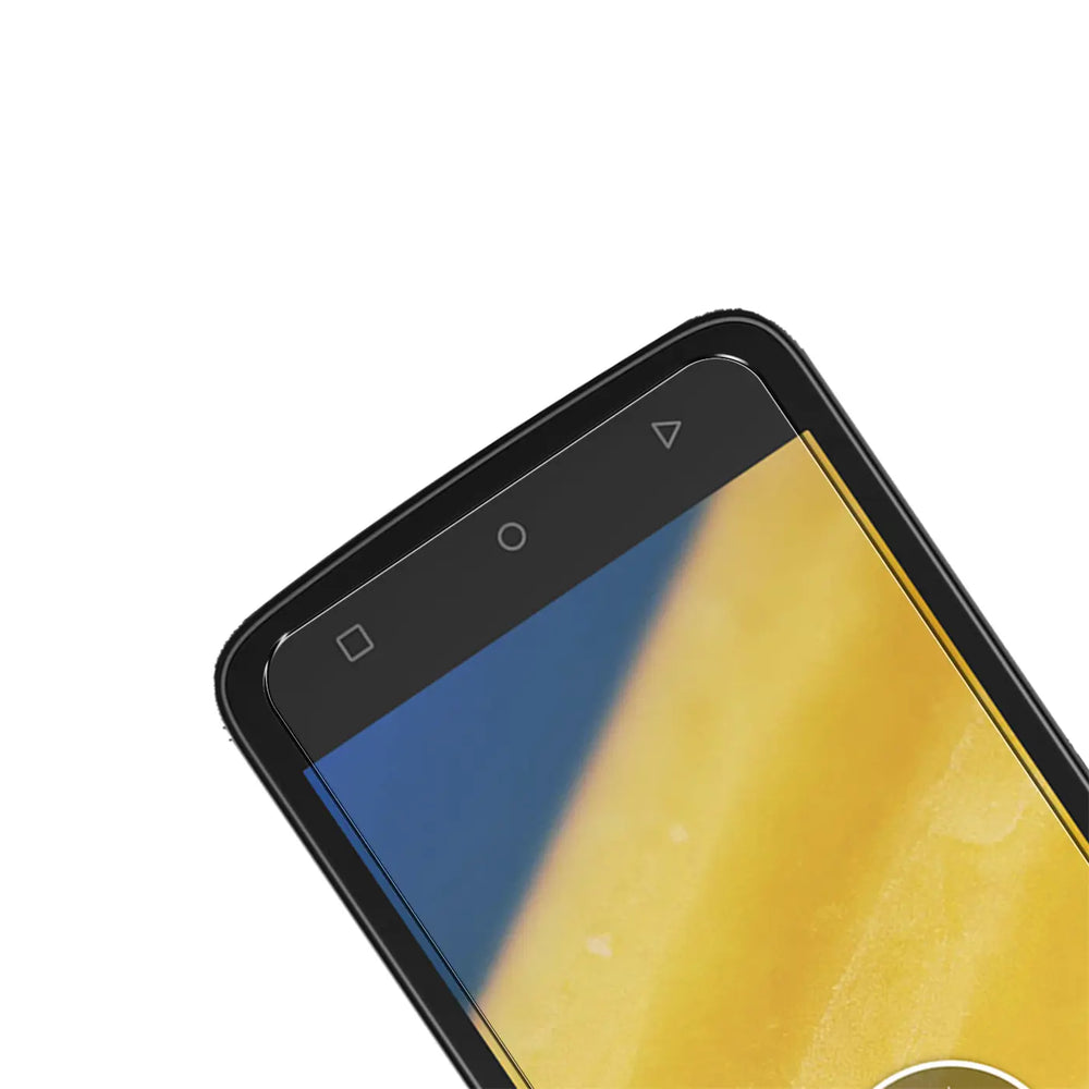 Schwarzes Motorola Moto C Smartphone schräg von oben, mit aufgebrachtem transparenten Panzerglas-Displayschutz.