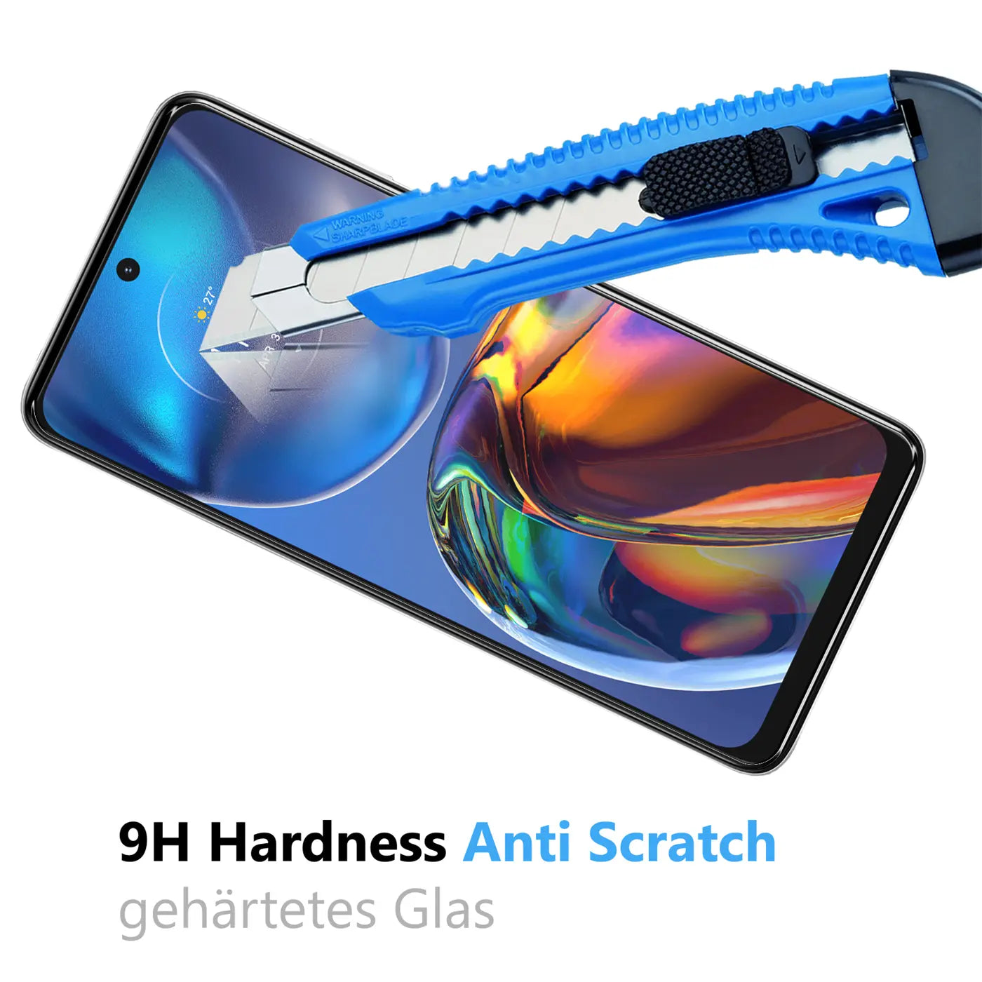 Blau-schwarzes Cuttermesser schneidet über das Display eines schwarzen Motorola Moto E32/E32s mit Panzerglas.
