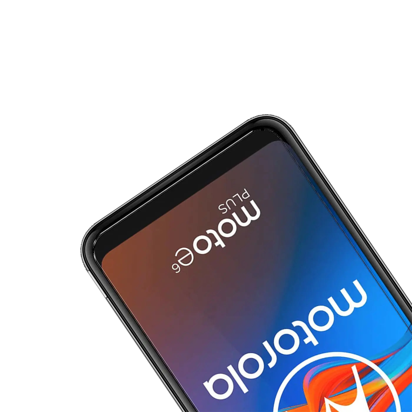 Schwarzes Motorola Moto E6 Plus Smartphone, Display mit "moto e6 plus" und "motorola" Schriftzug, schräg von oben.