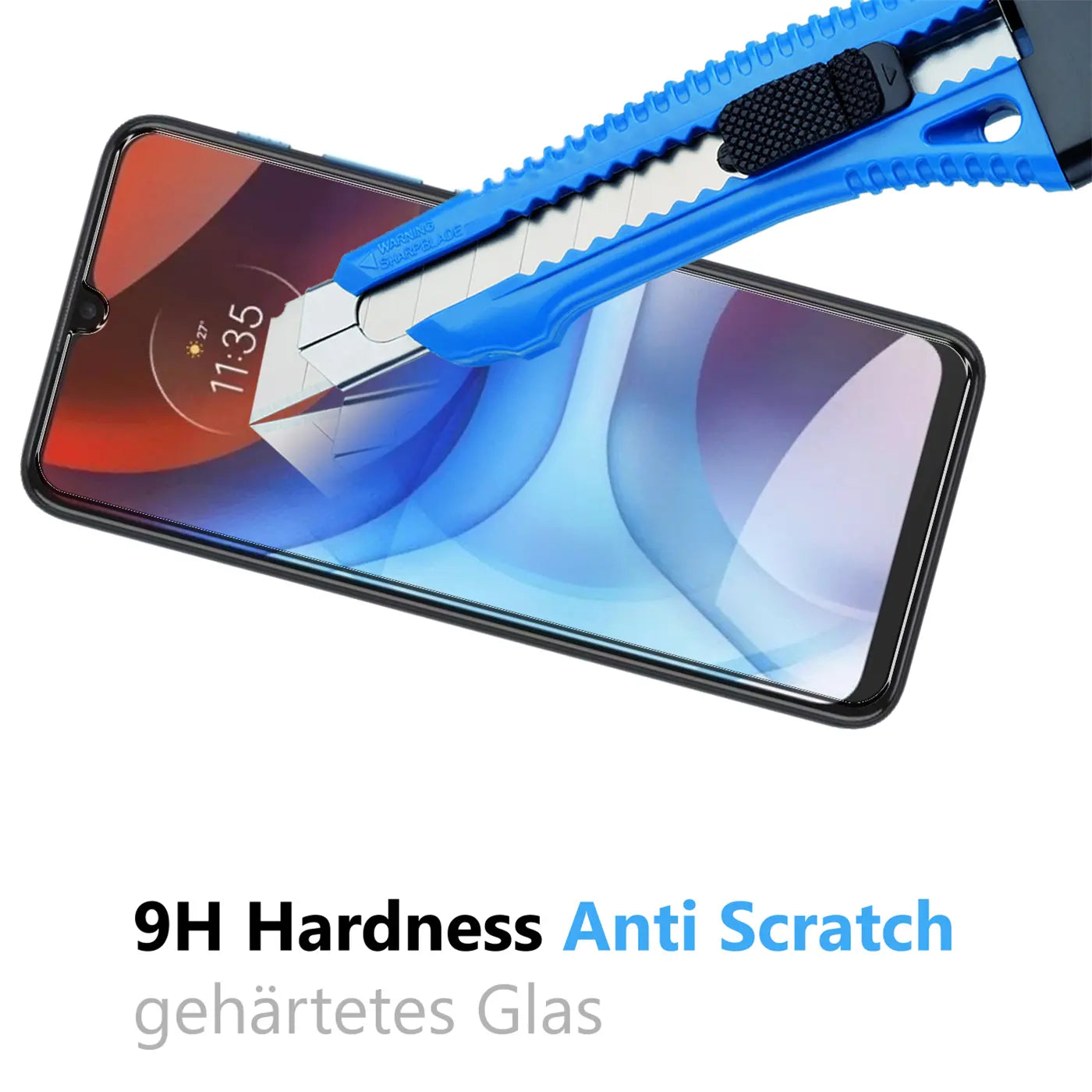 Motorola Moto E7 Power mit Panzerglas-Displayschutz. Ein blaues Cuttermesser liegt auf dem Glas, ohne Kratzer zu.