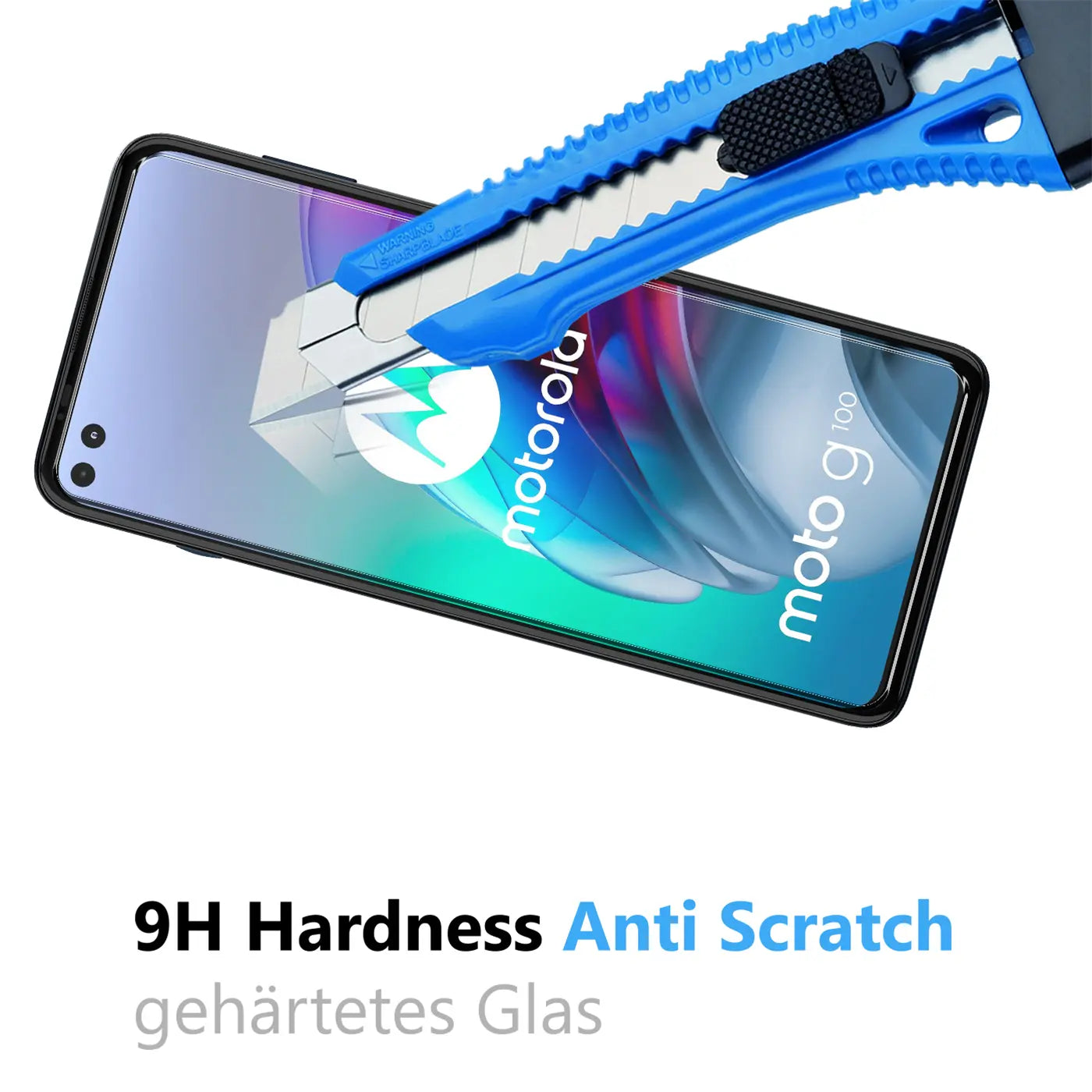 Blaues Cuttermesser kratzt auf dem Display eines schwarzen Motorola Moto G100, das mit Panzerglas geschützt ist.