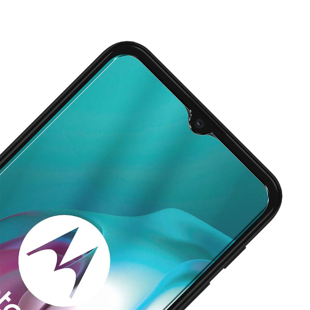 Nahaufnahme eines schwarzen Motorola Moto G30/G20/G10 Smartphones mit Panzerglas-Displayschutz, schräg von oben.