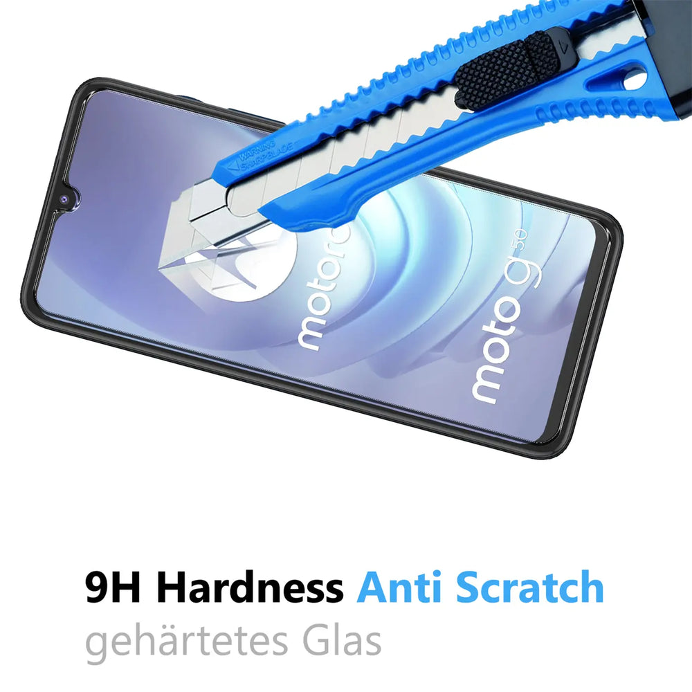 Blaues Cuttermesser auf dem Display eines schwarzen Motorola Moto G50 Smartphones, das mit Panzerglas geschützt ist.