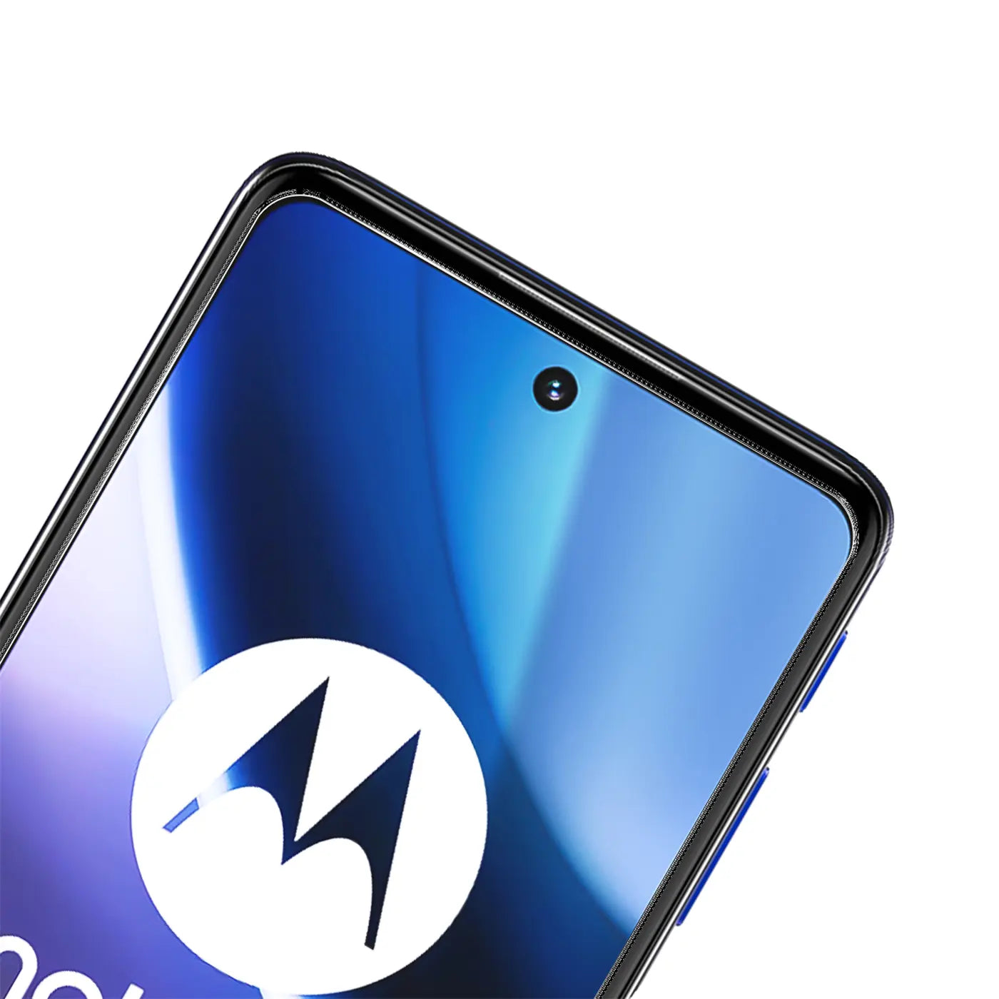 Nahaufnahme des oberen Bereichs eines blauen Motorola Moto G53 5G mit Panzerglas-Displayschutz, schräg von oben.