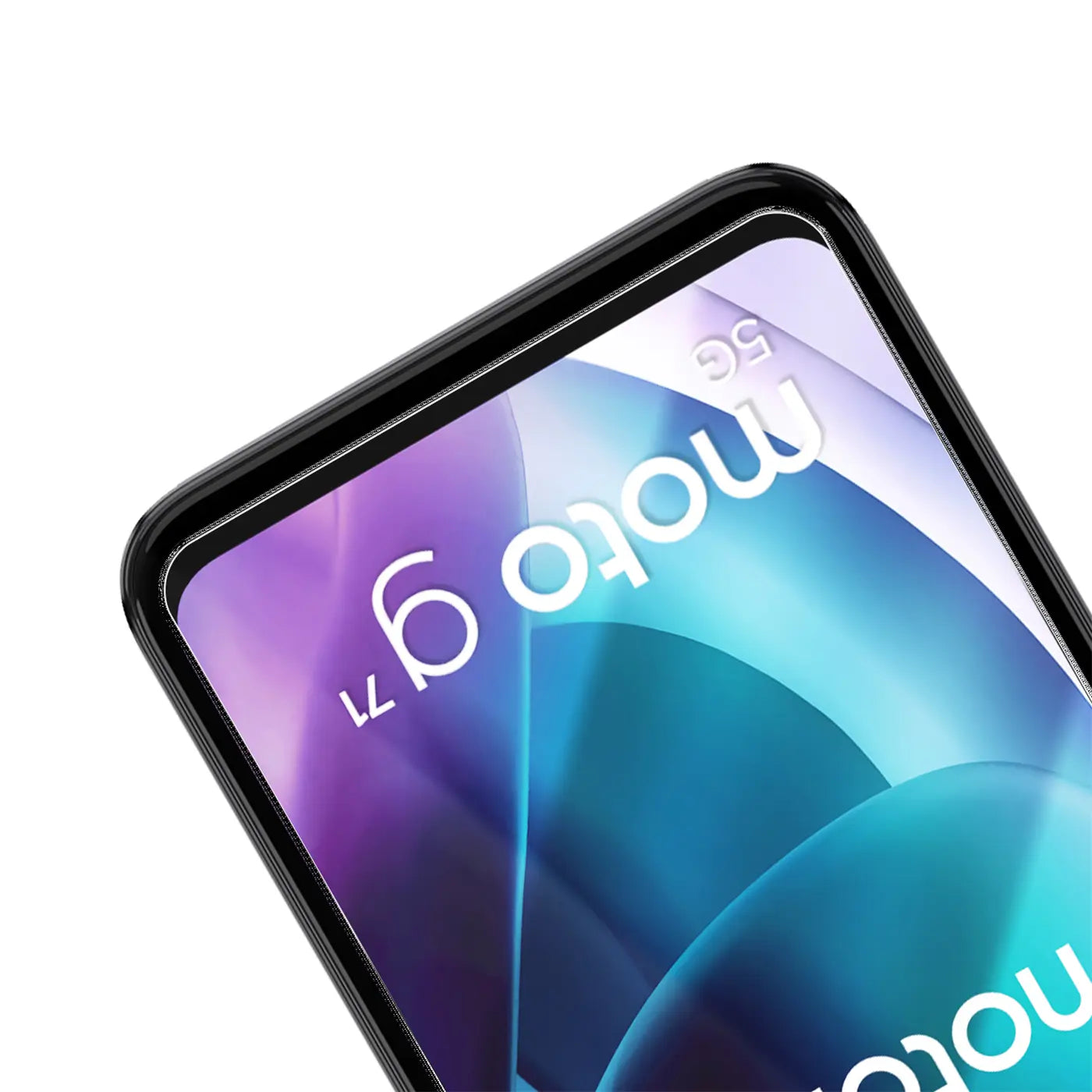 Nahaufnahme des Displays eines schwarzen Motorola Moto G71 5G Smartphones, schräg von oben. Panzerglas ist sichtbar.