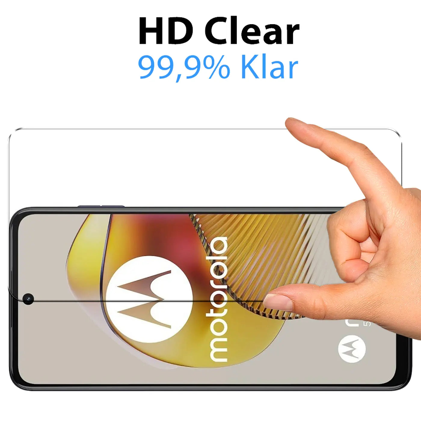 Hand hält transparentes Panzerglas über einem schwarzen Motorola Moto G73 5G mit Motorola-Logo auf dem Display.