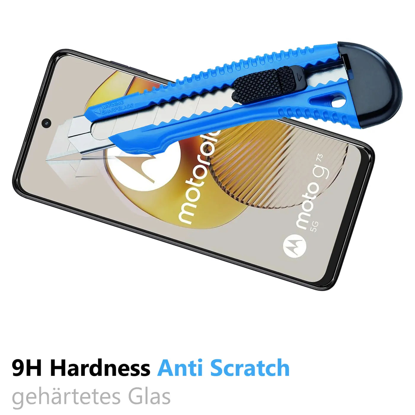 Blau-schwarzes Cuttermesser auf dem Display eines Motorola Moto G73 5G, das einen zersplitterten Panzerglas-Displayschutz.