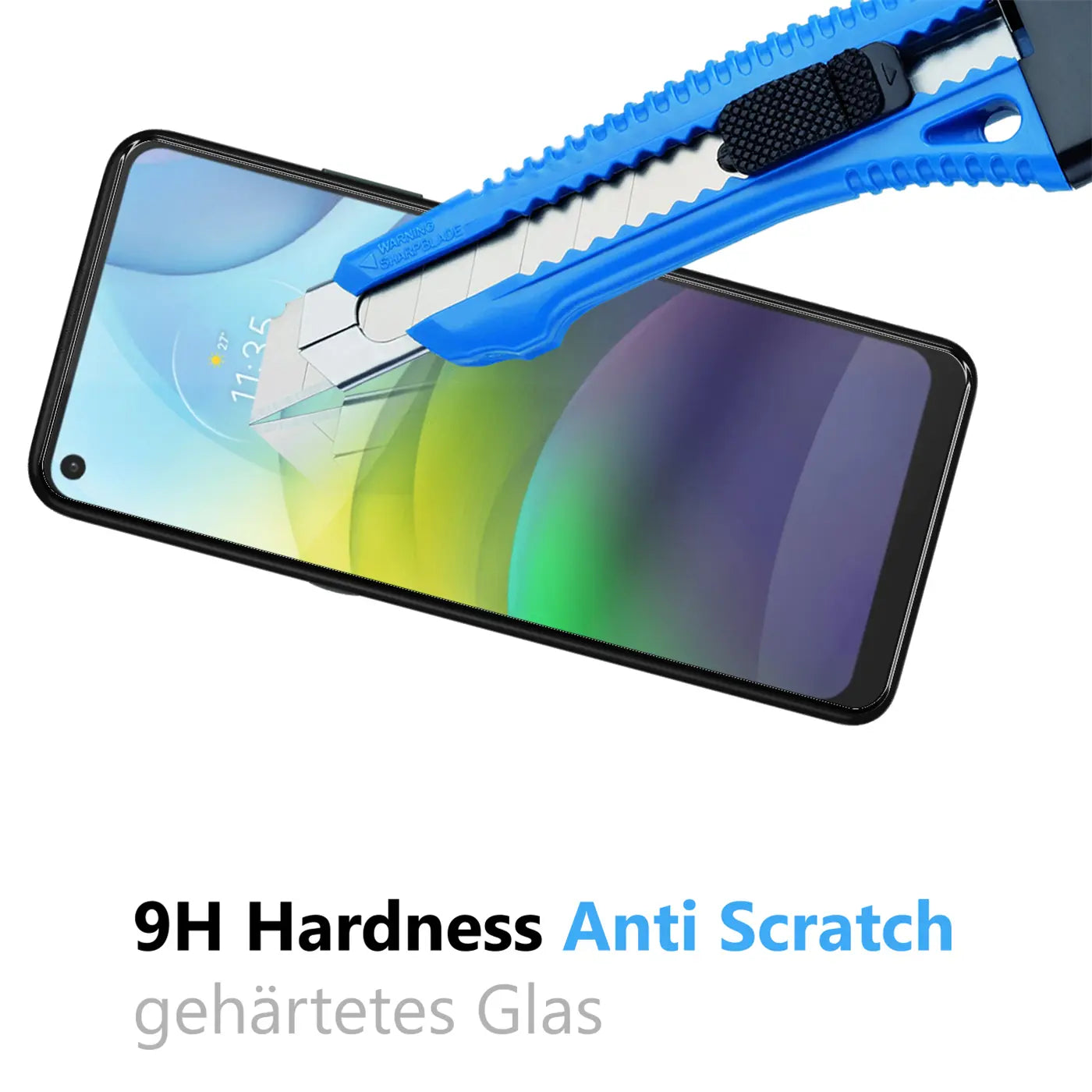 Blau-schwarzes Cuttermesser kratzt auf dem Display eines schwarzen Motorola Moto G9 Power, schräg von oben.