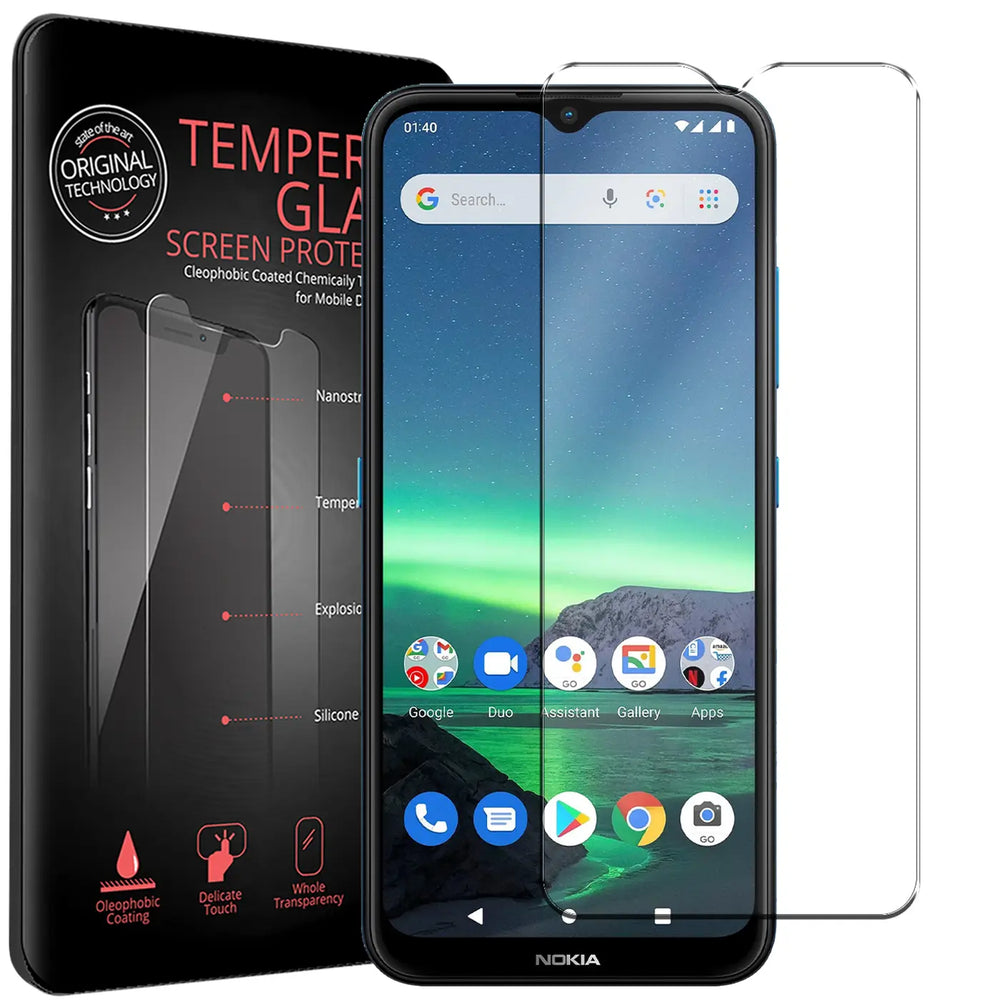 Schwarze Verpackung, Nokia 1.4 Smartphone mit angebrachtem Panzerglas und ein weiteres Panzerglas daneben, schräg von vorne.