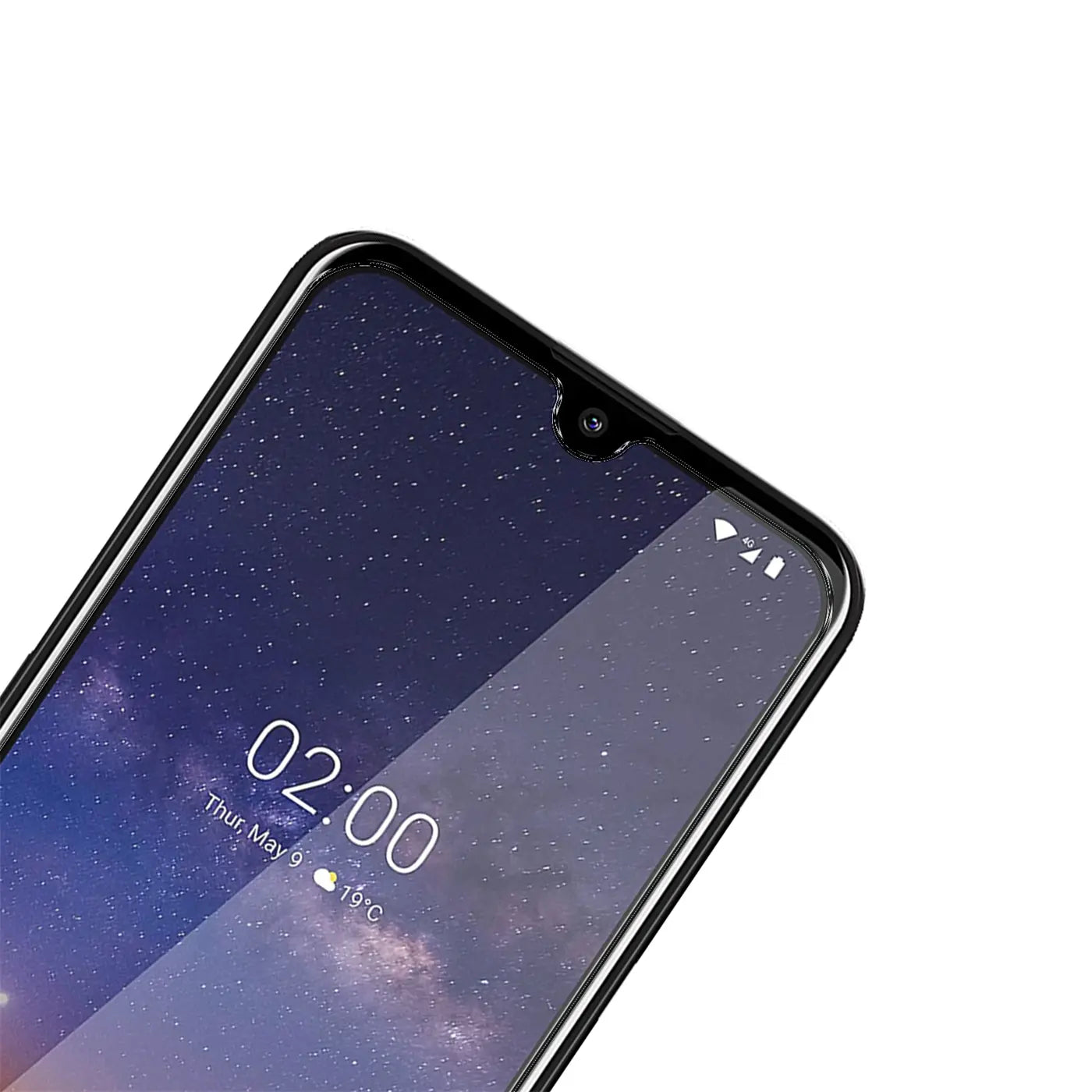 Schwarzes Nokia 2.2 Smartphone mit Panzerglas-Displayschutz, schräg von oben rechts auf das Display blickend.