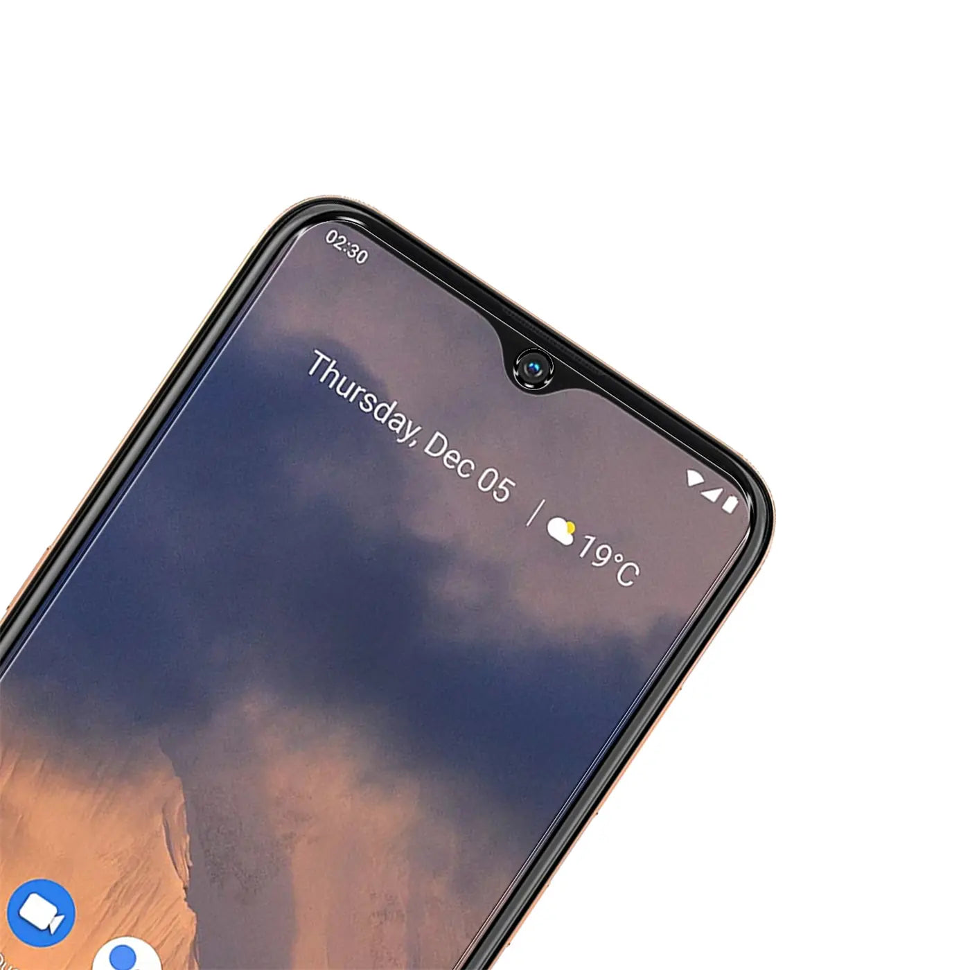 Nahaufnahme eines Nokia 2.3 Smartphones, goldfarben, mit schwarzem Display und Wassertropfen-Notch, schräg von oben.