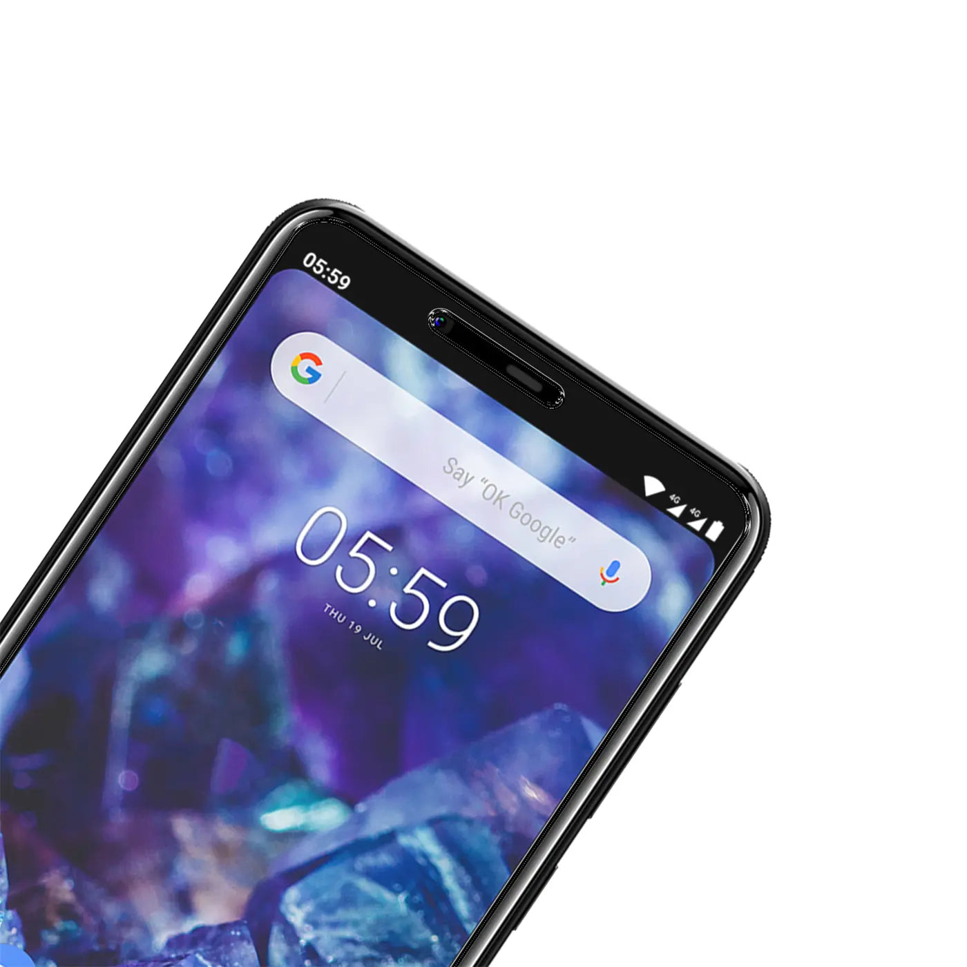 Nahaufnahme des oberen Bereichs eines schwarzen Nokia 5.1 Smartphones mit Displayschutzfolie, schräg von oben.