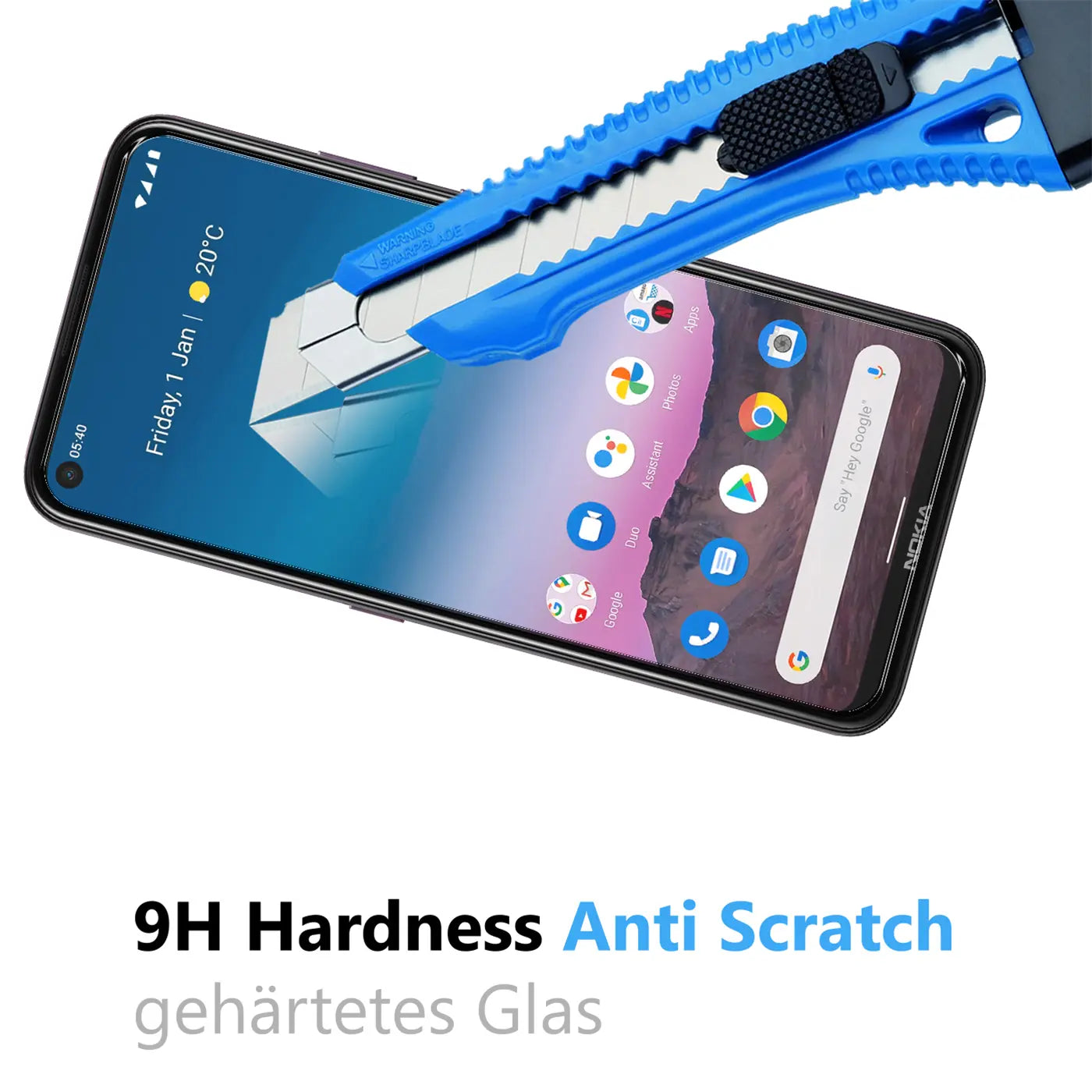 Blaues Cuttermesser auf dem Display eines schwarzen Nokia 5.4 Smartphones, von oben rechts nach unten links gekippt.