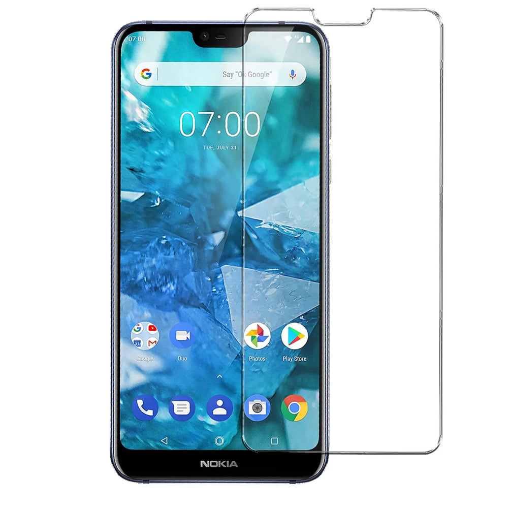 Nokia 7.1 Smartphone frontal mit blauem Display und daneben ein transparentes Panzerglas Displayschutz von oben rechts.