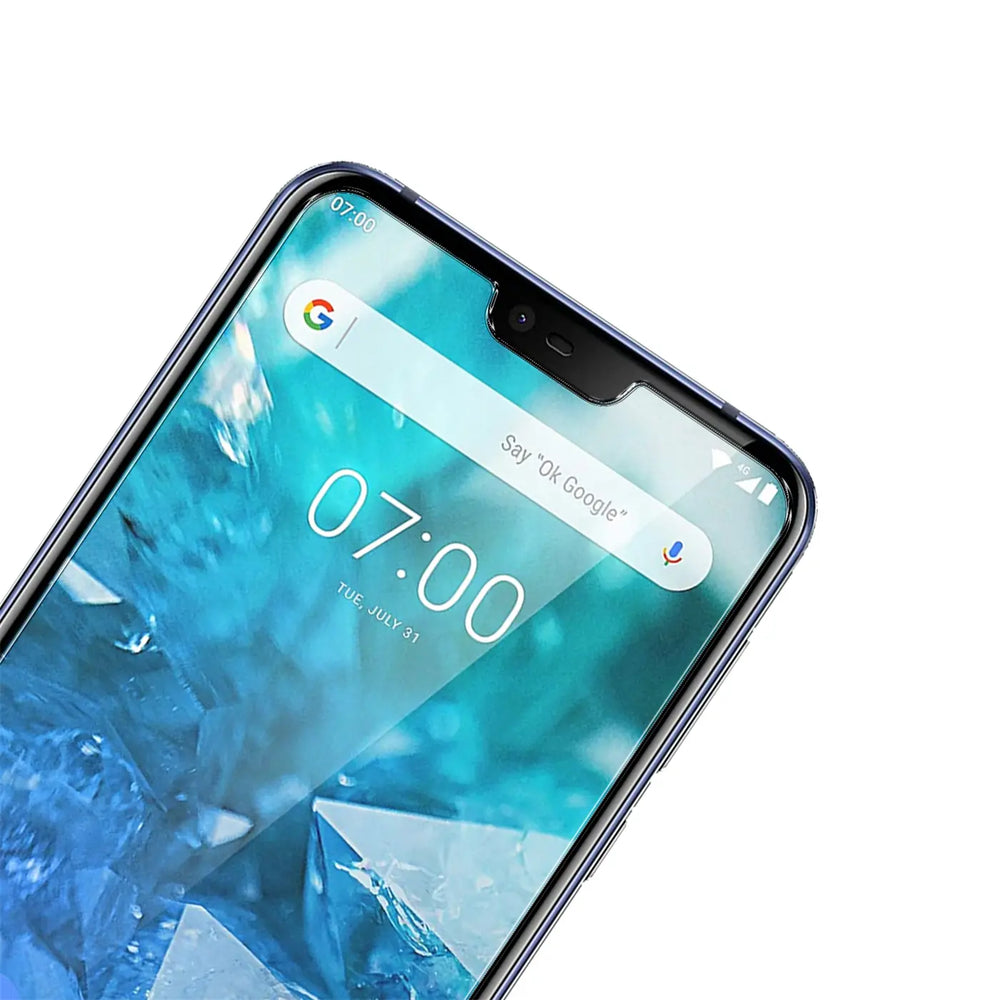 Oberer Teil eines Nokia 7.1 Smartphones, schräg von oben. Schwarzer Rahmen, Display mit blauen Kristallen und Uhrzeit.