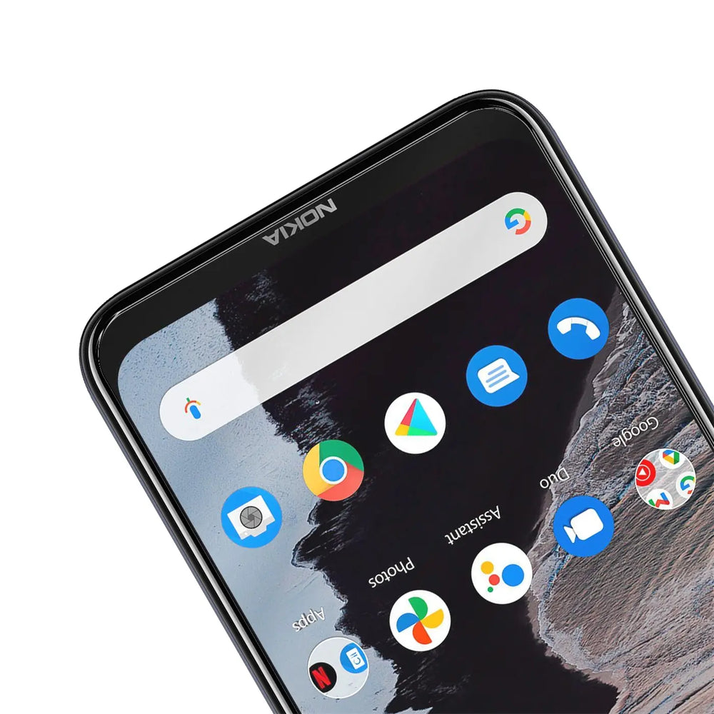 Nahaufnahme eines schwarzen Nokia C32 Smartphones mit Panzerglas-Displayschutz, schräg von oben.