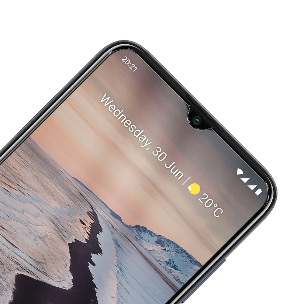 Nahaufnahme des oberen rechten Bereichs eines schwarzen Nokia C32 Smartphones mit Panzerglas-Displayschutz.