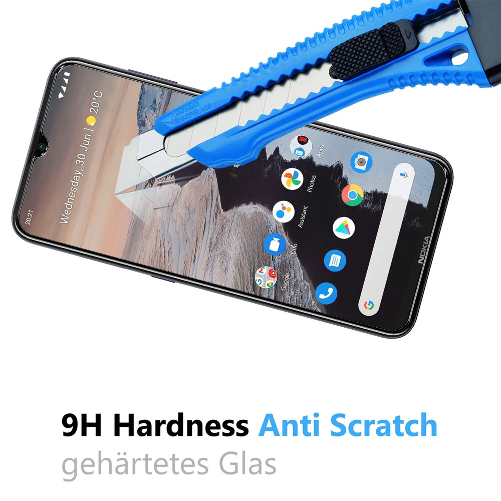 Blaues Cuttermesser auf schwarzem Nokia C32 Smartphone-Display, das von oben links nach unten rechts geneigt ist.