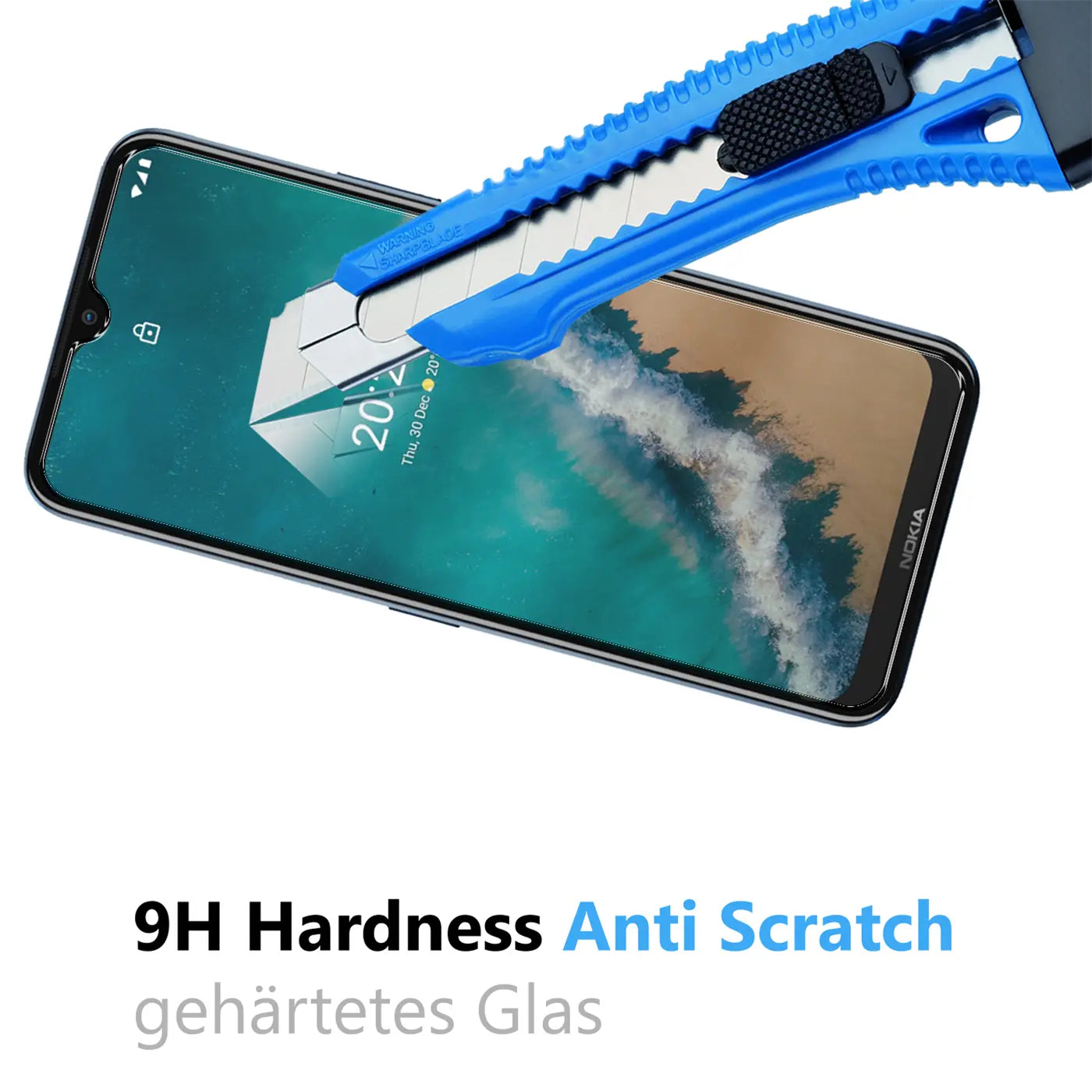 Blaues Cuttermesser auf dem Display eines schwarzen Nokia G50 Smartphones, schräg von oben.