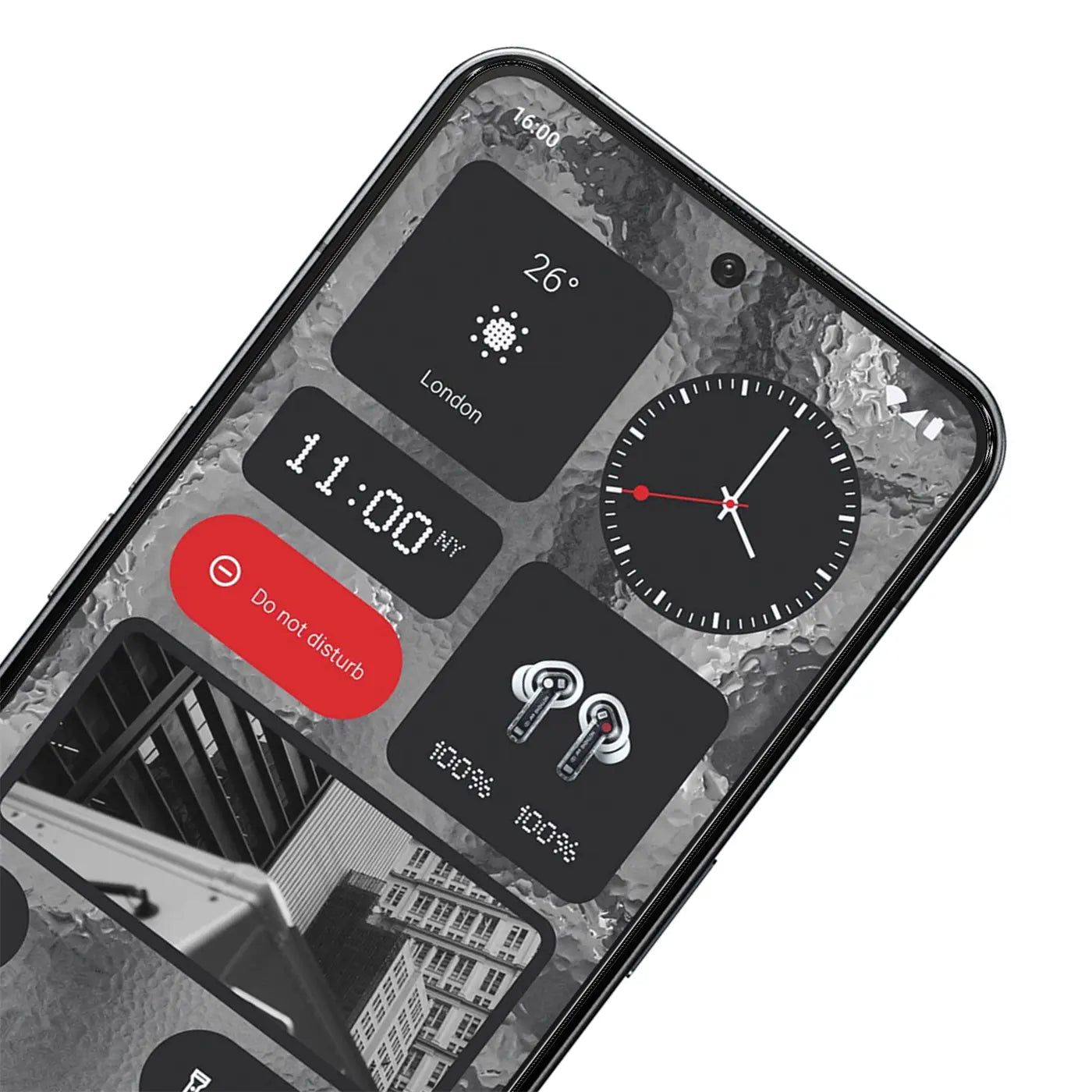 Nahaufnahme eines Nothing Phone 2 mit schwarzem Display und grauer, rauer Oberfläche, schräg von oben.