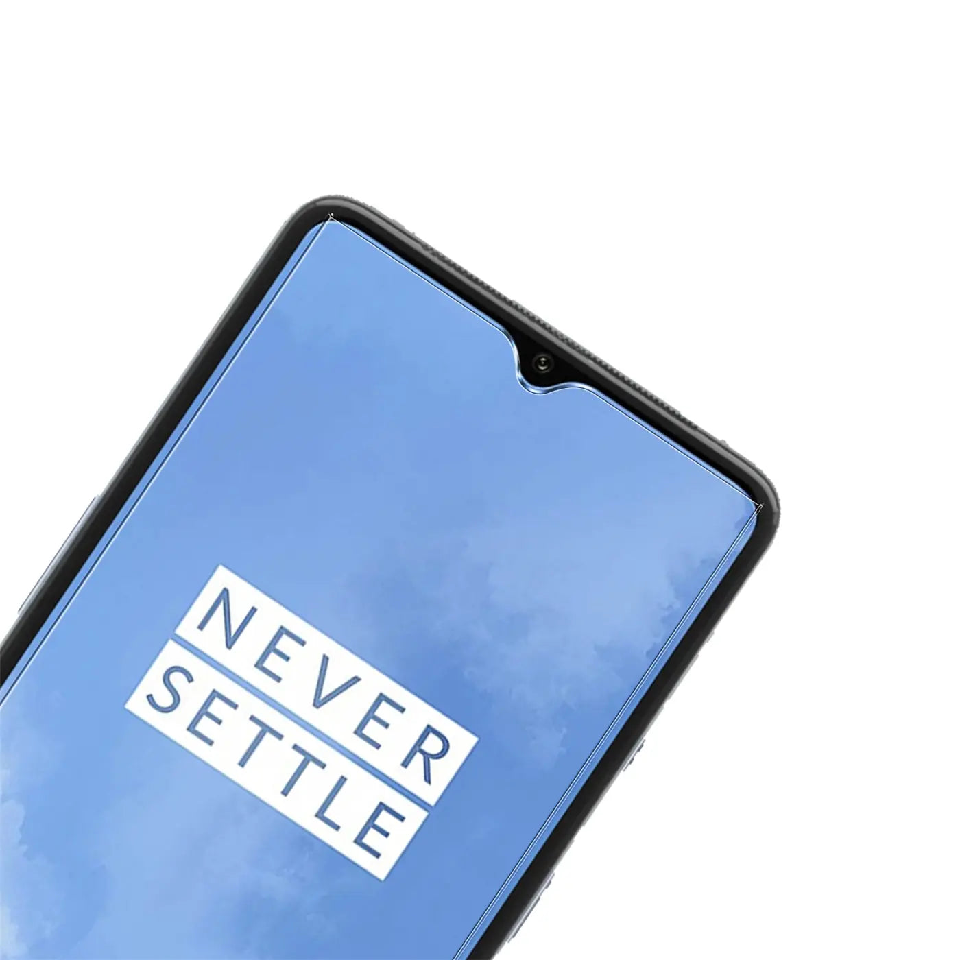 OnePlus 7T mit transparentem Panzerglas-Displayschutz, von oben links schräg auf das blaue Display blickend.