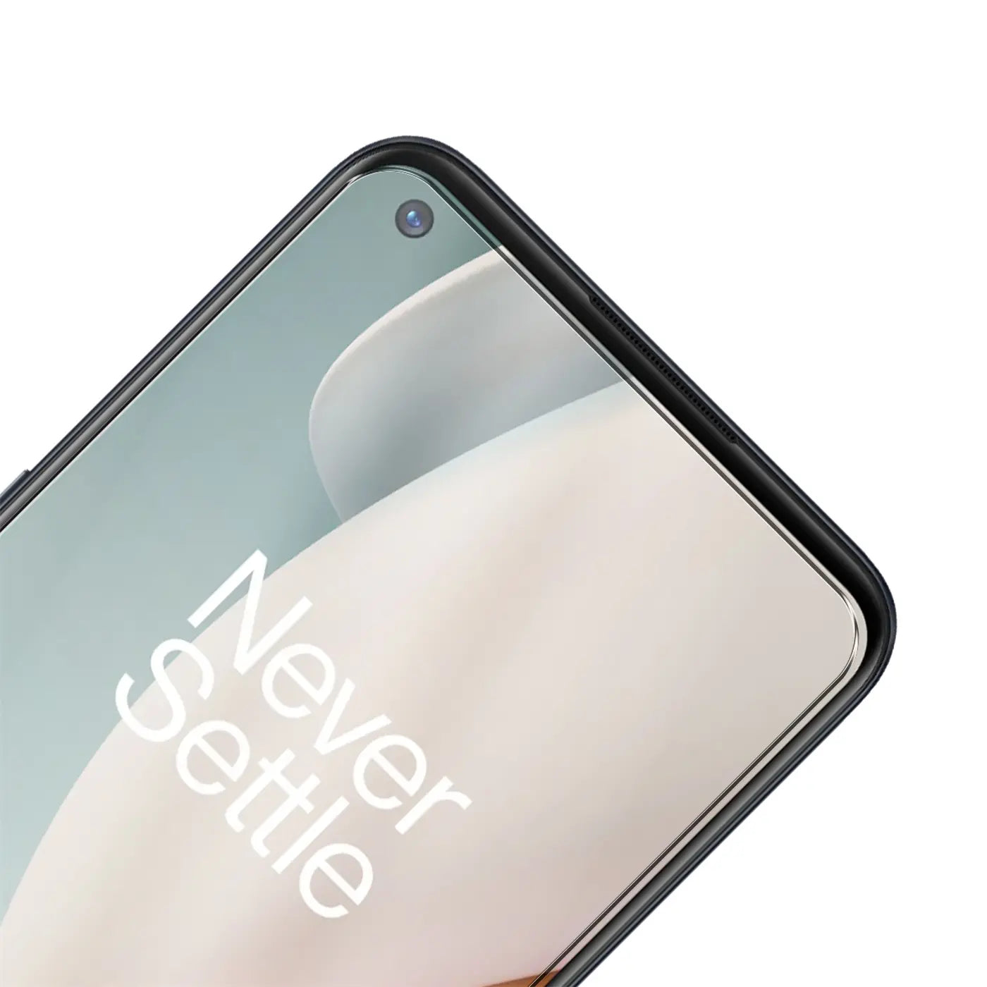 OnePlus N100 mit schwarzem Rahmen und Panzerglas-Displayschutz, schräg von oben. "Never Settle" auf dem Display.