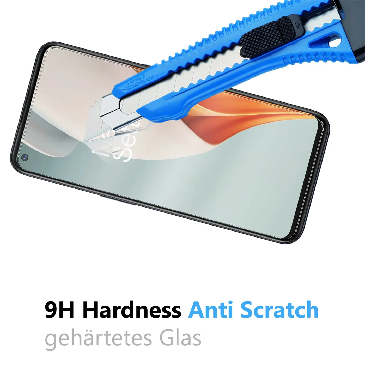 Blaues Cuttermesser zerkratzt Panzerglas auf schwarzem OnePlus N100 Display von oben links nach unten rechts.