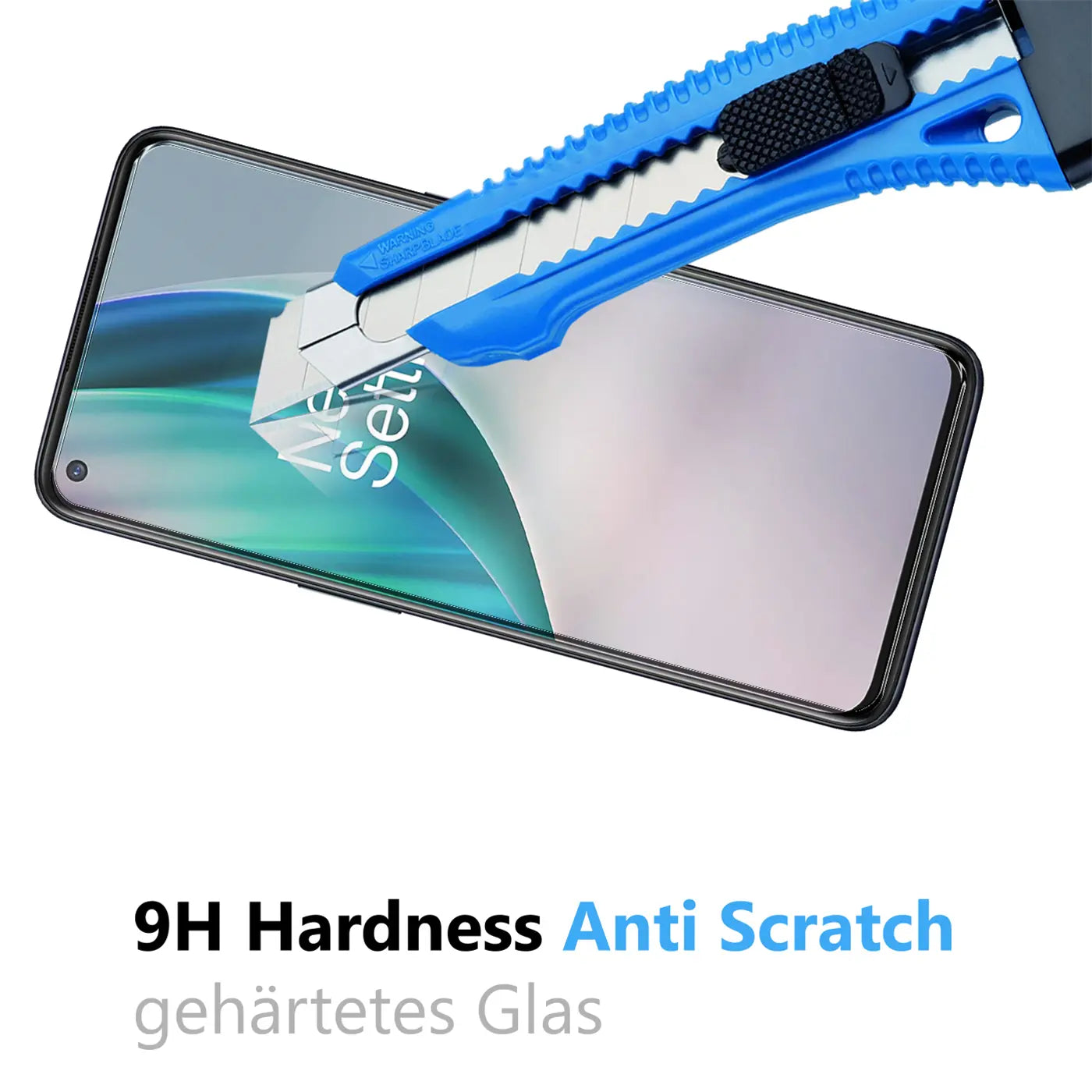 Blaues Cuttermesser auf dem Display eines schwarzen OnePlus N10 5G, das durch Panzerglas geschützt ist.
