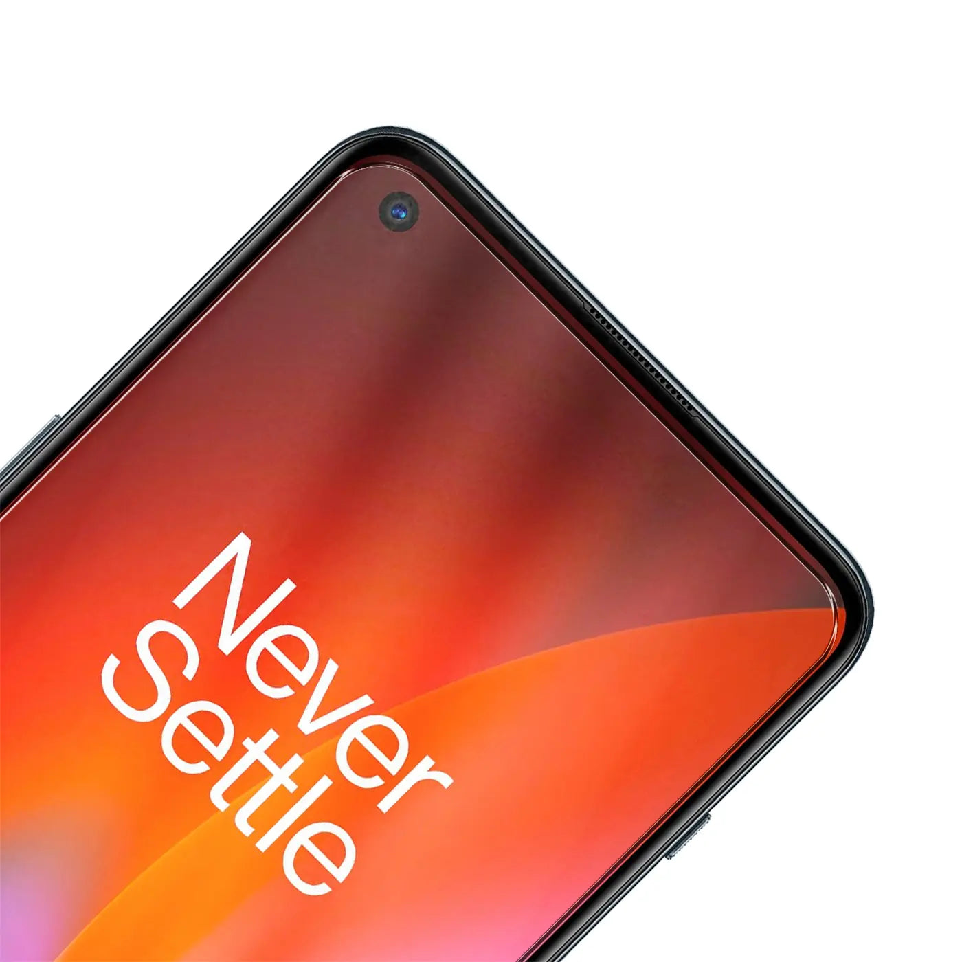 OnePlus Nord 2 5G mit Panzerglas Displayschutz, schräg von oben, Frontkamera sichtbar, "Never Settle" auf Display.