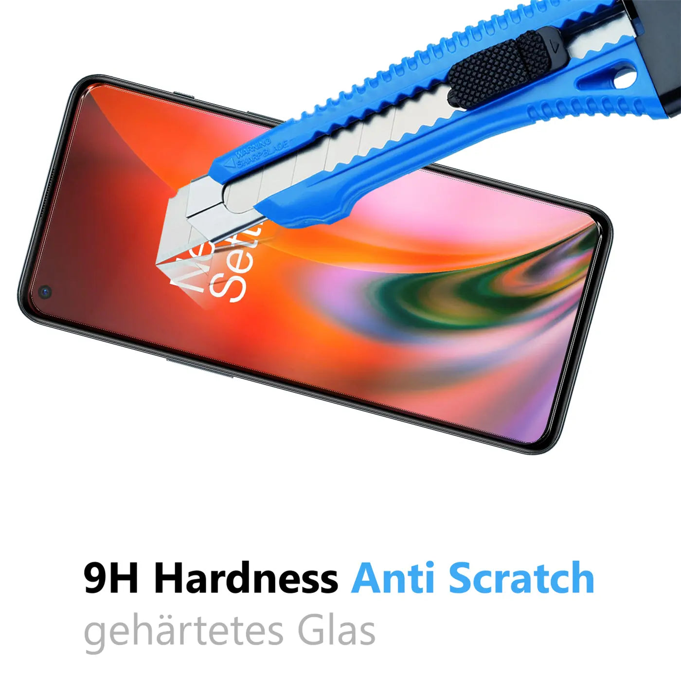 Blaues Cuttermesser auf OnePlus Nord 2 5G Display, das Kratzfestigkeit des Panzerglases demonstriert.