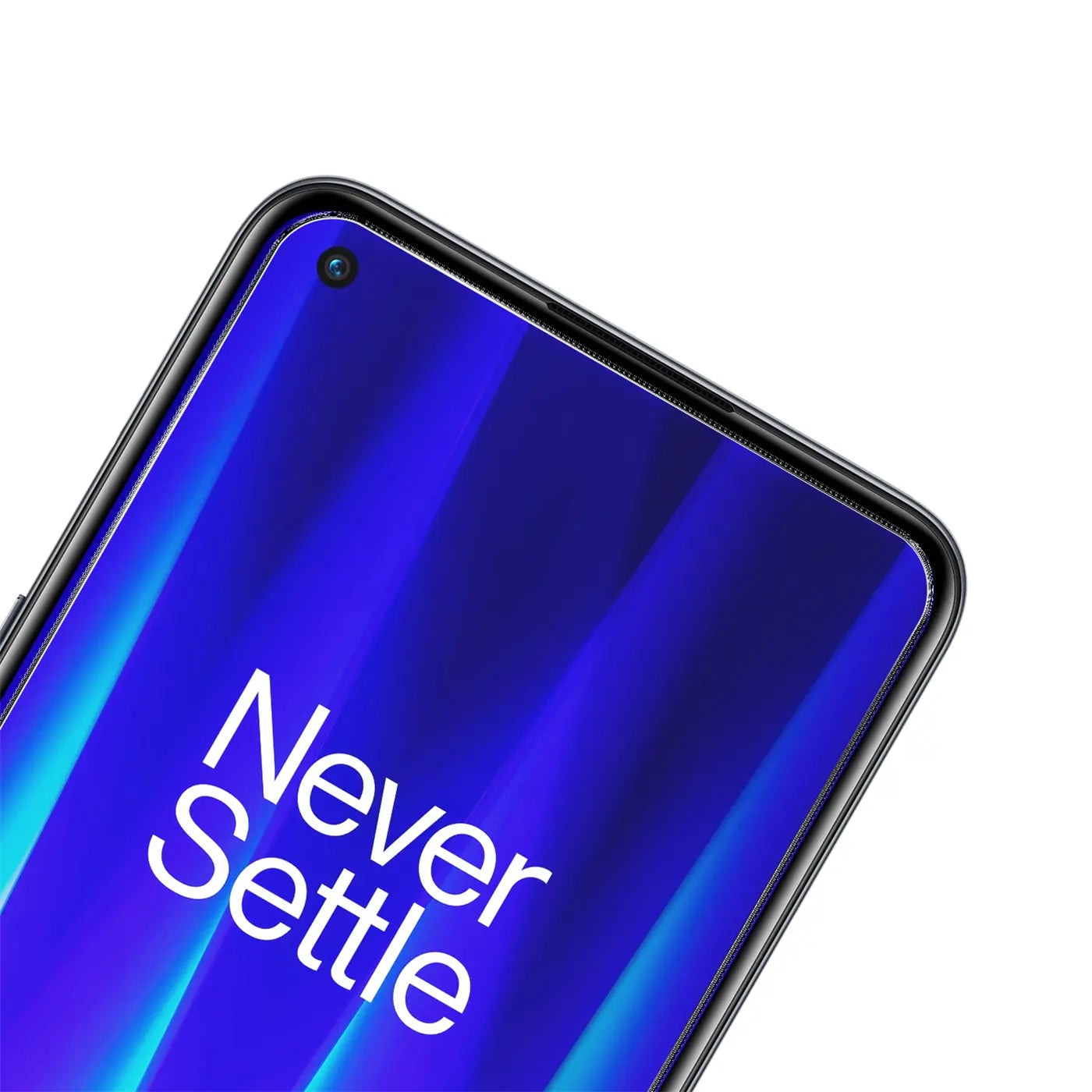 Nahaufnahme des oberen Bereichs eines OnePlus Nord CE 2 5G Smartphones mit blauem Display und "Never Settle" Schriftzug.