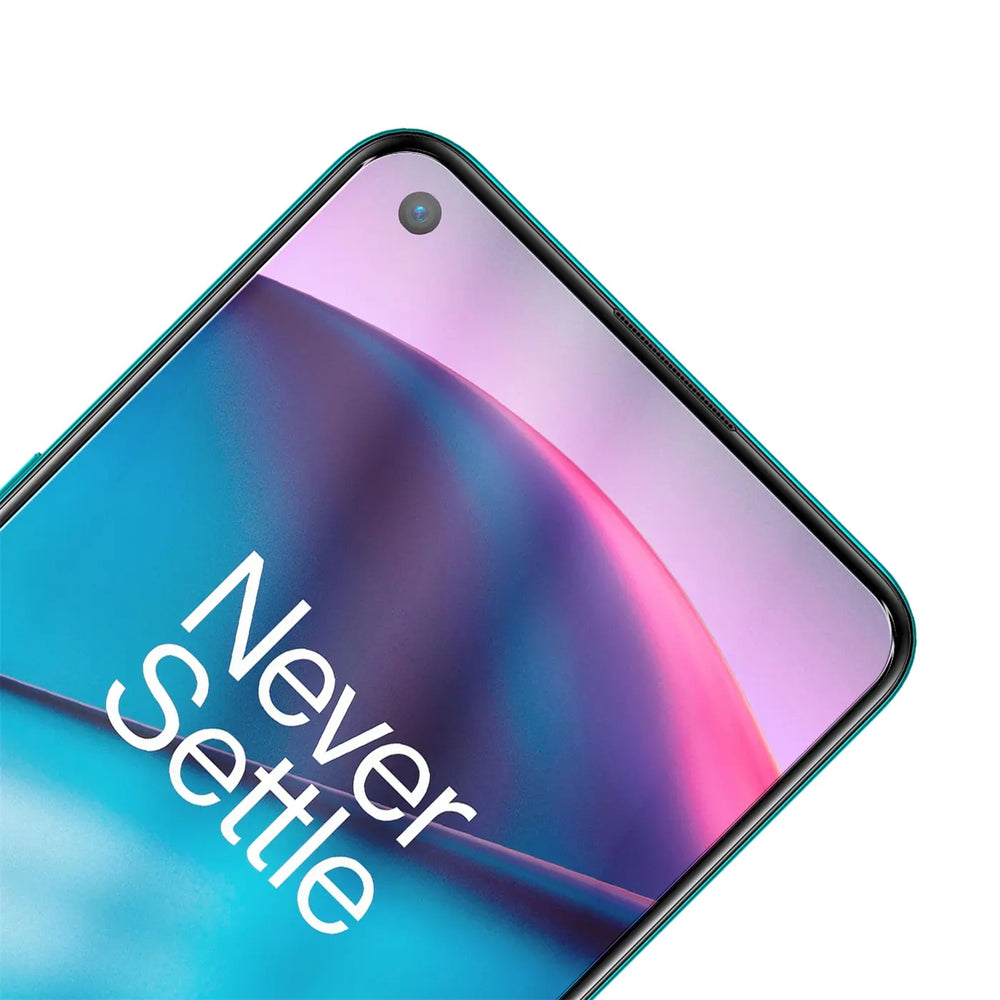 Nahaufnahme des oberen linken Bereichs eines OnePlus Nord CE 5G in Türkis mit "Never Settle" auf dem Display.