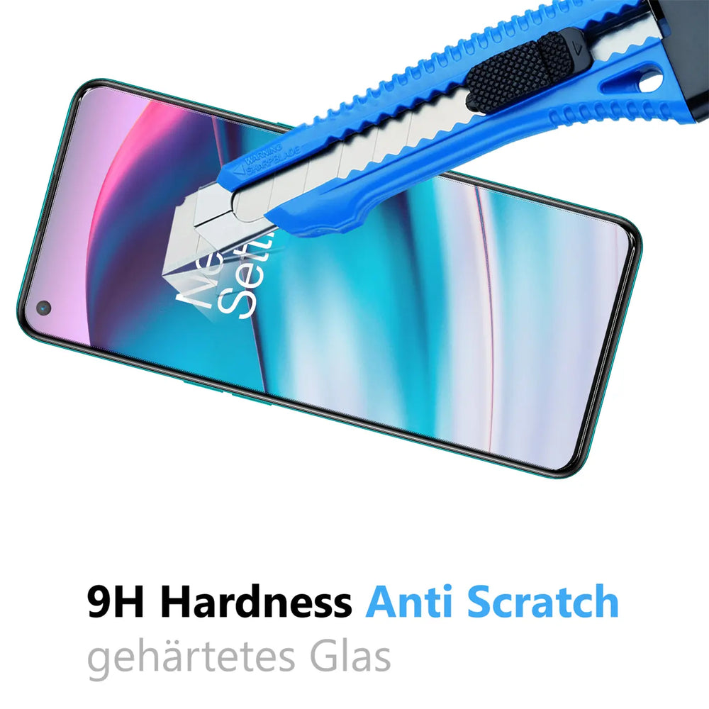 Blaues Cuttermesser auf einem OnePlus Nord CE 5G mit Panzerglas, das vor Kratzern schützt. Schräg von oben.